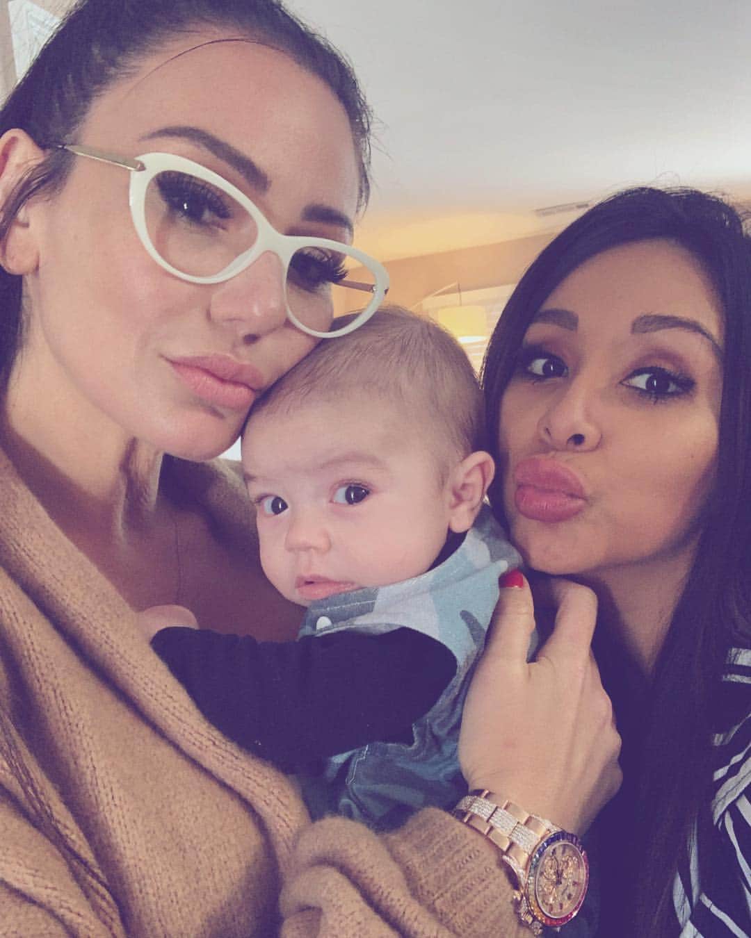ニコール・ ポリッツィのインスタグラム：「CJ with his crazy, dysfunctional aunties 👯‍♀️ #meatball」