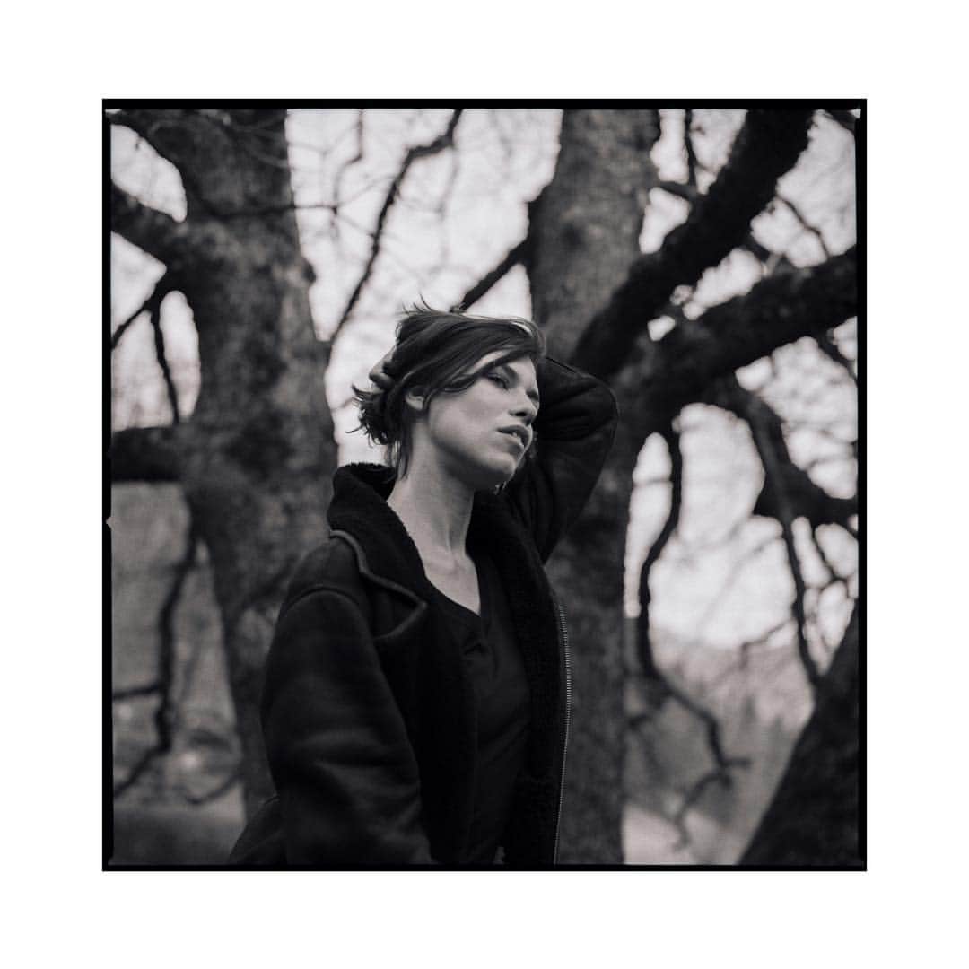アナ・ウラルのインスタグラム：「The earth was soft / putrid leaves and turf / welcoming blossom / one is never lost in their home #shooting #actor #cinema #filmisnotdead #nature #camera #vagabondnerds #photography #blackandwhite #shootonfilm #bts #supporterofmycourage」