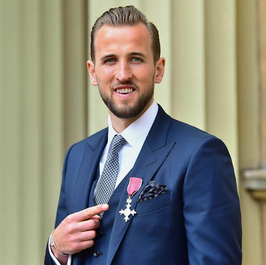 ロイヤル・ファミリーさんのインスタグラム写真 - (ロイヤル・ファミリーInstagram)「The Duke of Cambridge presided over an #Investiture ceremony today at #BuckinghamPalace – congratulations to everyone who received an award!  Today’s Investees included @harrykane #MBE for services to football and teacher Andria Zafirakou who received an #MBE for services to Education and Young People.  Also today, Vera Schaufeld was awarded an #MBE for services to Holocaust Education and Howard Sinclair Chief Executive of homeless charity @stmungos collected an #OBE for his years of work in the area and」3月29日 3時14分 - theroyalfamily