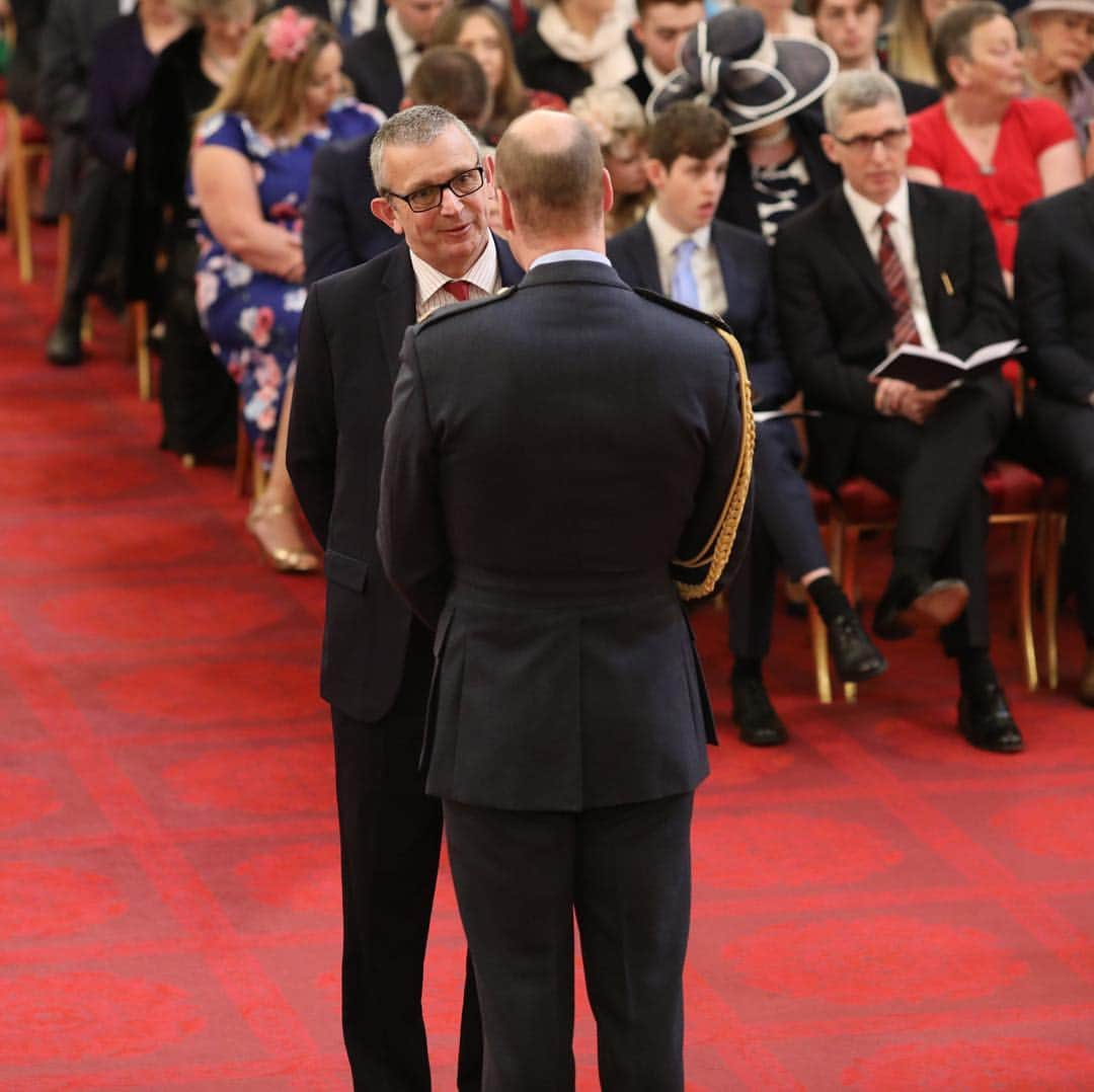 ロイヤル・ファミリーさんのインスタグラム写真 - (ロイヤル・ファミリーInstagram)「The Duke of Cambridge presided over an #Investiture ceremony today at #BuckinghamPalace – congratulations to everyone who received an award!  Today’s Investees included @harrykane #MBE for services to football and teacher Andria Zafirakou who received an #MBE for services to Education and Young People.  Also today, Vera Schaufeld was awarded an #MBE for services to Holocaust Education and Howard Sinclair Chief Executive of homeless charity @stmungos collected an #OBE for his years of work in the area and」3月29日 3時14分 - theroyalfamily