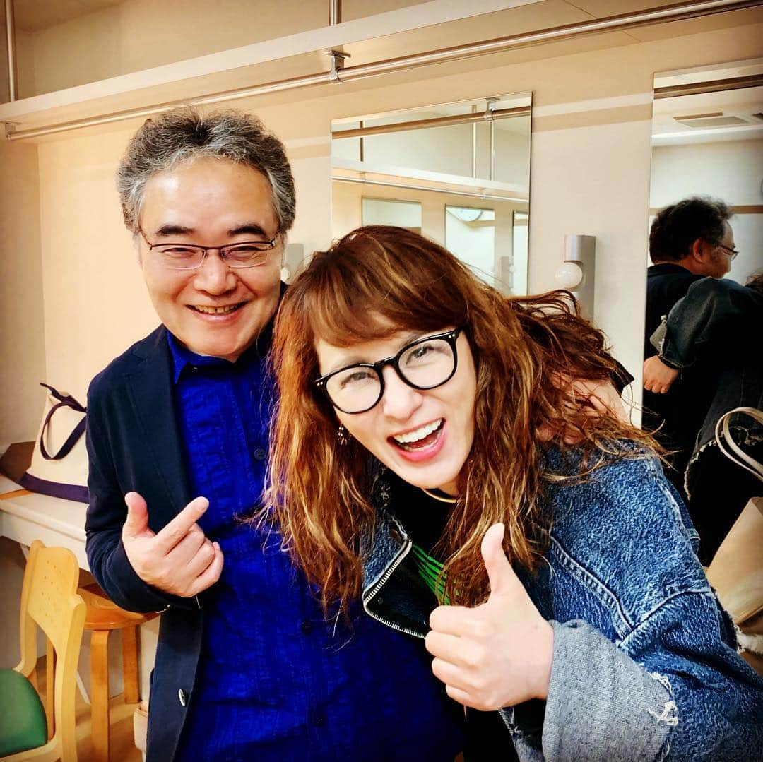 鈴木砂羽さんのインスタグラム写真 - (鈴木砂羽Instagram)「そんなに前に押し出さなくても！！笑 岩松さんはいつもファンタスティック💫  あとワタシがV6のメンバーの舞台を観に行く時は必ずイノッチありなのは ミラクル💫 V6見てると「PU-PU-PU」って 昔ドラマで共演したことを思い出すのよね。みんな立派な俳優さんになったなーて。母心なキモチ🌻  もちろん 功補にぃやんもステキでしたー💫  #シアターコクーン #空ばかり見ていた #岩松了 氏 #森田剛 くん #豊原功補 にぃやん #イノッチミラクル 💫」3月29日 3時26分 - bombon_sawa