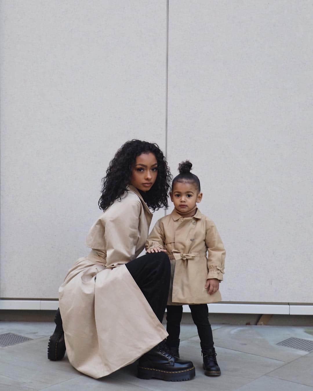 ジェイデ・ピアスのインスタグラム：「Twinning with @worldofayla! 🧥 My outfit- Coat- @reserved Trousers- @bershkacollection Boots- @drmartensofficial  Ayla’s outfit- Coat- @zara Jeans- @riverisland Boots- @drmartensofficial 🖤」