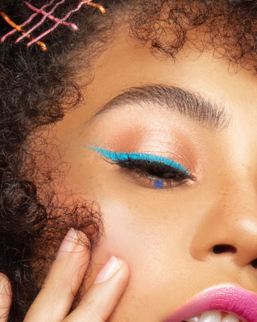 Motives Cosmeticsさんのインスタグラム写真 - (Motives CosmeticsInstagram)「Give your winged eyeliner some attitude this spring🌸 with our new Long-wearing Liquid Eyeliner in Azure 💙. . . . . #motives #motivescosmetics #makeup #mua #makeuplove #makeupartist #naturalmakeup #beauty #worldmakeupartist #makeupadict #makeupobsessed #springmakeup #eyeliner #blueeyeliner」3月29日 3時20分 - motivescosmetics