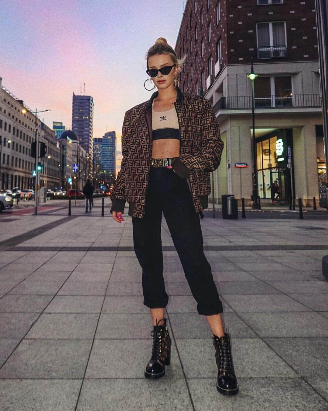 Juliett K.さんのインスタグラム写真 - (Juliett K.Instagram)「#warsawnight #ootd #streetstyle opis w stylu... serduszkuje wszystkie wasze komentarze lub jaka dziś u was pogoda? 😂👏🏼❤️ PS Informuje, ze jestem na etapie spotkań, rektutacji nowej asystentki. I powiem, ze nie jest zle. Ba! Są nawet chęci spania w jednym łóżku 😼 XOXO」3月29日 3時20分 - maffashion_official