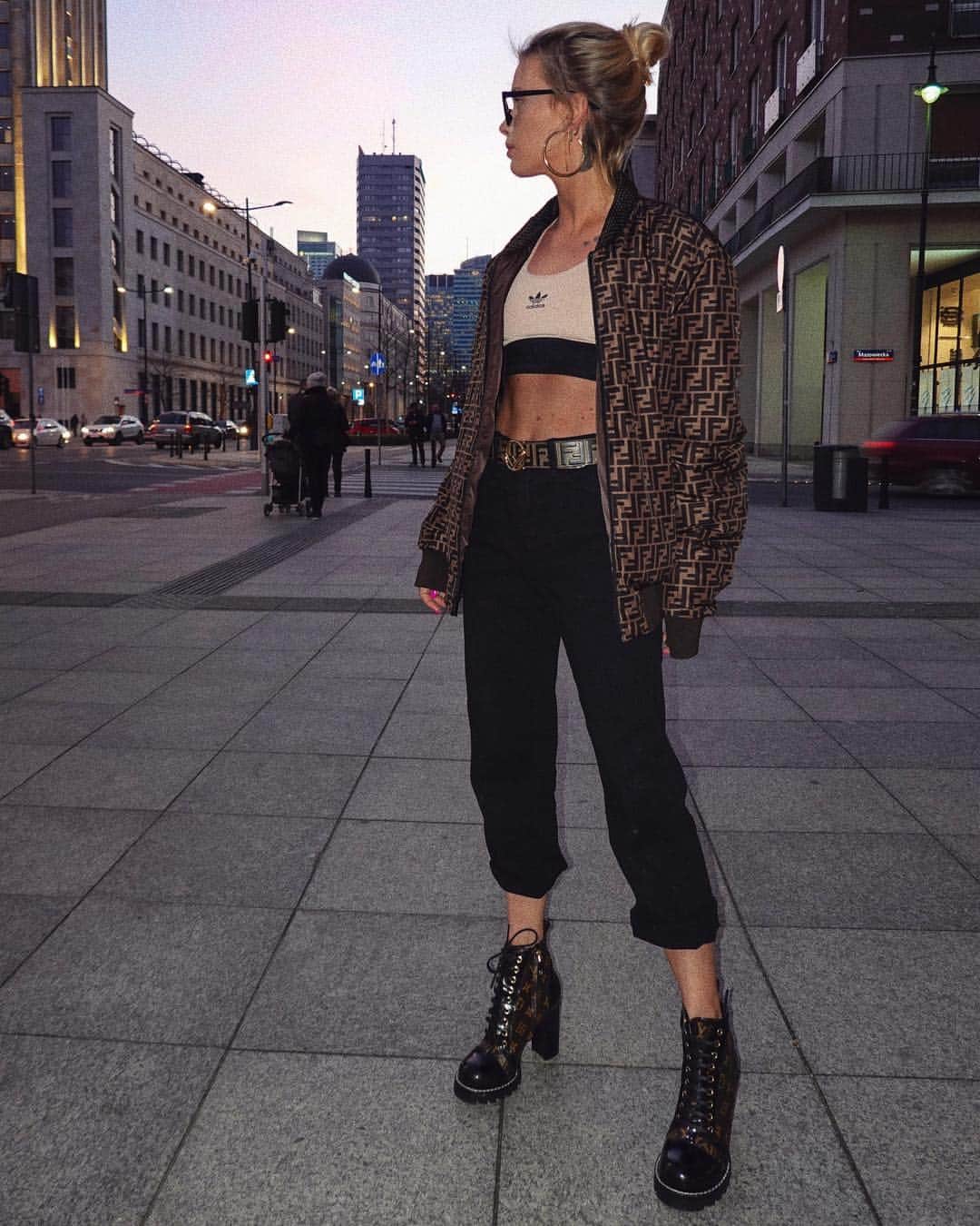 Juliett K.さんのインスタグラム写真 - (Juliett K.Instagram)「#warsawnight #ootd #streetstyle opis w stylu... serduszkuje wszystkie wasze komentarze lub jaka dziś u was pogoda? 😂👏🏼❤️ PS Informuje, ze jestem na etapie spotkań, rektutacji nowej asystentki. I powiem, ze nie jest zle. Ba! Są nawet chęci spania w jednym łóżku 😼 XOXO」3月29日 3時20分 - maffashion_official