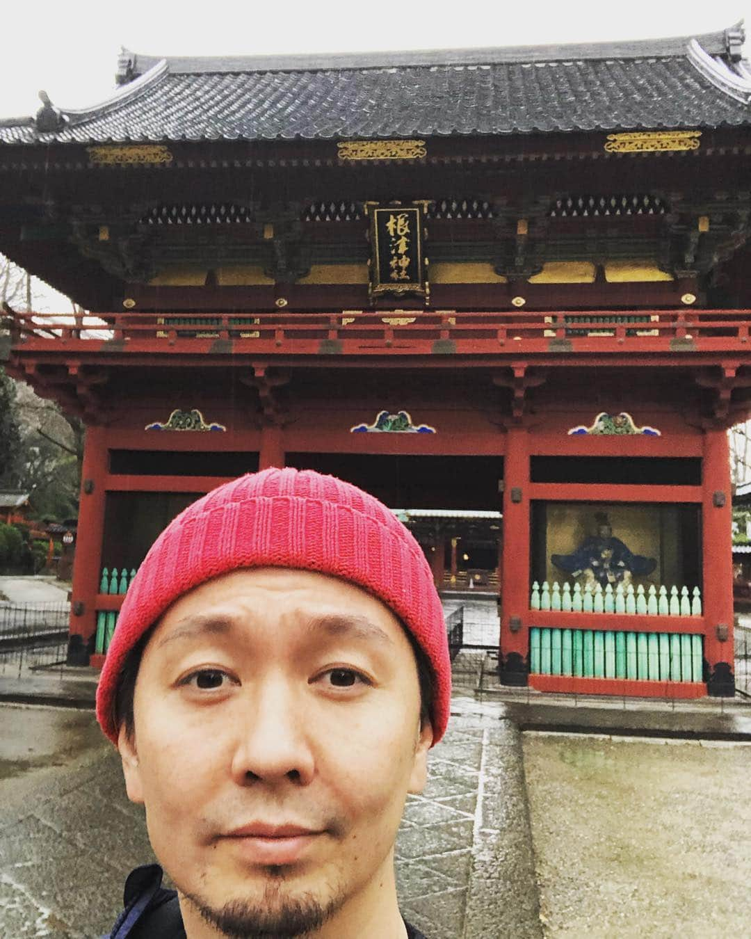 SHOCK EYEさんのインスタグラム写真 - (SHOCK EYEInstagram)「雨の根津神社はとても神秘的でした✨ とくに境内にある左右から社殿に向けて小振りな真っ赤な鳥居が続く乙女稲荷神社が素敵でなんだか好きでした😆 雨の日はとくに空気が澄んでいて、ほんのり木の香りもしてきて、大雨じゃなければ、神社参拝、意外とおススメだよ👍 #根津神社 #乙女稲荷神社 #東京十社 #shrine #shintoshrine #nezushrine #tokyo #japan #inarishrine」3月29日 3時22分 - shockeye_official