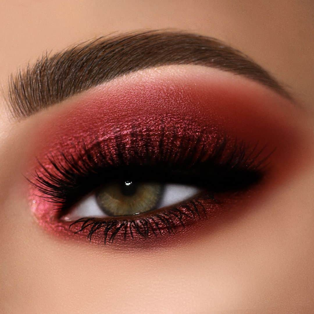 パット・マグラスさんのインスタグラム写真 - (パット・マグラスInstagram)「CRIMSON FIRE 🔥🔥🔥 Bring the heat with *NEW* #EYEdols Single Eye Shadow in ‘CRIMSON FIRE’ — a major metallic ruby⚡️⚡️⚡ Shop sublime shades NOW  at PATMcGRATH.COM and @sephora!  RED HAUTE 👁 by @alexandra_anele  Drop a 🔥 if you think this shade is straight fire!  #PMGHowTo 一 Use a finger to apply ‘CRIMSON FIRE’ pigment all over the lid  一 Blend ‘CRIMSON FIRE’ pigment through the crease & outward with a blending brush  一 Apply ‘CRIMSON FIRE’ pigment along the lower lash line with a small detail brush  一 Apply FetishEYES Mascara & false lashes」3月29日 3時22分 - patmcgrathreal