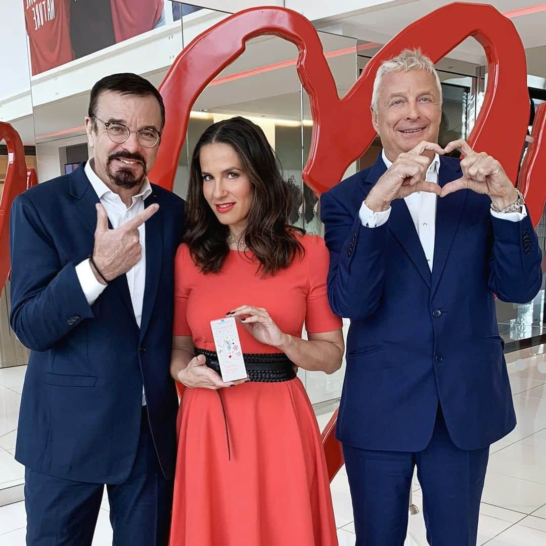 Clarins Franceさんのインスタグラム写真 - (Clarins FranceInstagram)「[PRIX CLARINS] - Christian et Olivier Courtin-Clarins vous dévoilent le produit partage 2019 ! Customisé par la chanteuse et actrice @elisatovati (ambassadrice de l'association @princessemargot_officiel ), notre iconique Baume Corps Super Hydratant parfumé au doux Néroli sera source d'espoir pour les enfants cette année ! Dès aujourd’hui retrouvez-le en exclusivité dans nos boutiques Clarins, sur clarins.fr et chez @nocibe_france. Les fonds seront reversés au Prix Clarins pour l'Enfance et à ses 15 associations en faveur des enfants ! . . #prixclarins #clarins #beauteresponsable #clarinsengagements」3月28日 18時26分 - clarinsfr