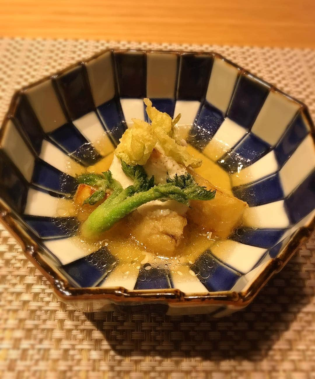 えれなさんのインスタグラム写真 - (えれなInstagram)「由布岳一望の宿 美星（きらら）での夕食😋🍴✨ 料理長が選ぶ、食材や器が素敵で一品一品、とても感動しました🤩✨ 本当に美味しかった❤️❤️ 名物を堪能する事ができました🥰  食後には、テラスで夜景を見ながらキャンプファイヤー🔥  マシュマロを焼きました😆🔥 初体験‼️ 焼くとまた違う甘さと香ばしさ👍✨ #大分 #湯布院 #由布岳の一望できる宿 #美星  #きらら #安心院 #スパークリング #有田焼の器 #豊後牛 #しゃぶしゃぶ #由布院産 #米 #かぼす #シャーベット #夜景 #キャンプファイヤー #マシュマロ #楽しい体験 #えれな #🥰#🔥」3月28日 18時27分 - elena1982312