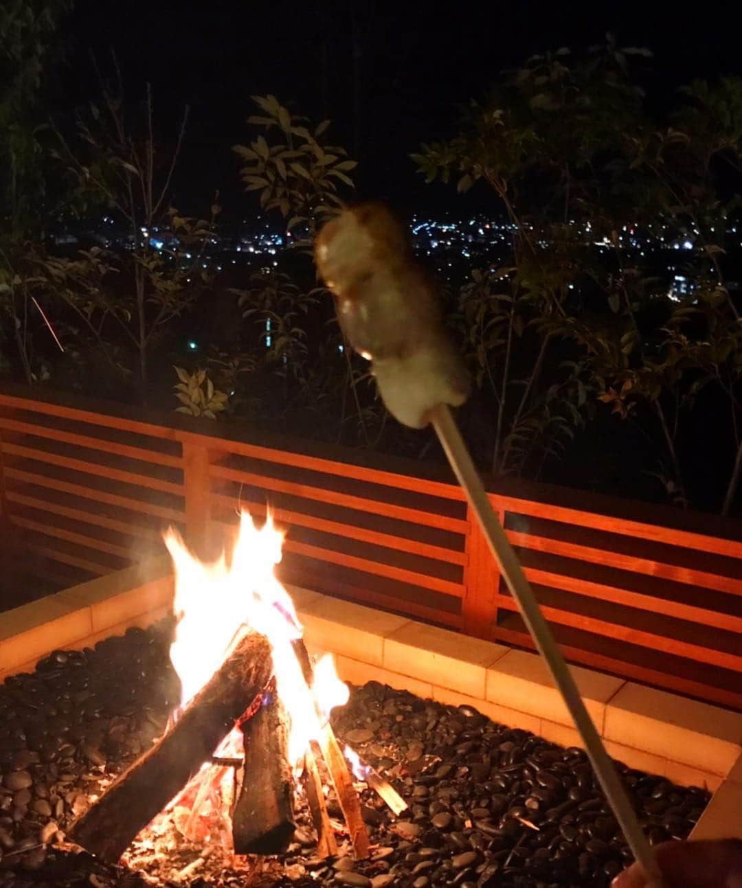 えれなさんのインスタグラム写真 - (えれなInstagram)「由布岳一望の宿 美星（きらら）での夕食😋🍴✨ 料理長が選ぶ、食材や器が素敵で一品一品、とても感動しました🤩✨ 本当に美味しかった❤️❤️ 名物を堪能する事ができました🥰  食後には、テラスで夜景を見ながらキャンプファイヤー🔥  マシュマロを焼きました😆🔥 初体験‼️ 焼くとまた違う甘さと香ばしさ👍✨ #大分 #湯布院 #由布岳の一望できる宿 #美星  #きらら #安心院 #スパークリング #有田焼の器 #豊後牛 #しゃぶしゃぶ #由布院産 #米 #かぼす #シャーベット #夜景 #キャンプファイヤー #マシュマロ #楽しい体験 #えれな #🥰#🔥」3月28日 18時27分 - elena1982312