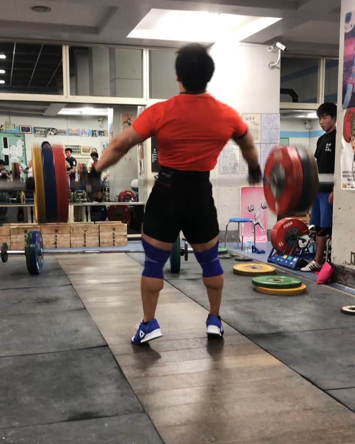 山本俊樹のインスタグラム：「snatch 140KG  @wu_jingbiao_weightlifting (ZKC barbell)  #weightlifting #snatch #cleanandjerk #squat #deadlift  #耐えて勝つ #率先垂範 #山本俊樹 #LEGACYLIFTER」