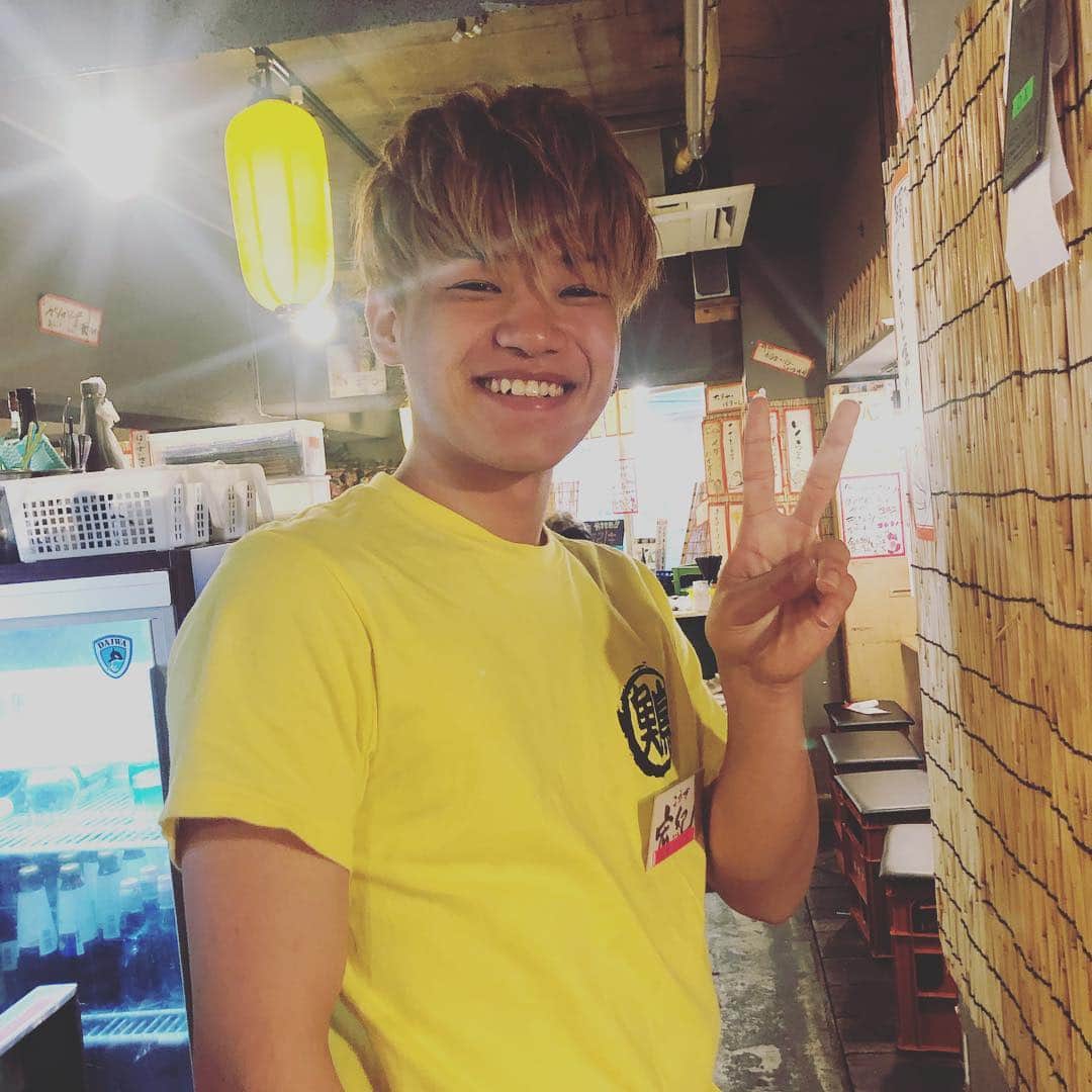 どんがめ三宮総本店のインスタグラム：「まいどまいど！ どんがめ三宮総本店です！ . さて、本日は笑顔が何とも 可愛い新人スタッフ宏紀くん そんな宏紀くんも 出勤中です！ . #kobe#三宮#大衆酒場#安い#うまい#どんがめ#ハッピーアワー#生ビール#19時まで#190円#駅近#雰囲気は魔法#dongame#赤字覚悟#お客様の喜ぶ顔が見たい#ただそれだけ#24時半まで営業#延長要相談#気まぐれクーポン#たまにやります#フォロー#まってます」