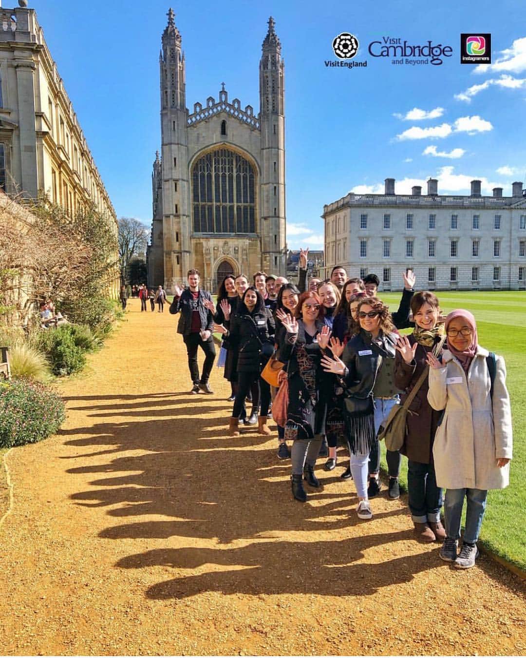 のインスタグラム：「A day to remember. This time a group photo at the King’s College @kings.college . Thank you for joining #Mymicrogap in Cambridge today: . @littledarlingblog  @nickreporter  @quietlycambridge  @_canan.saka_  @marticabogusz  @roxdeea  @saretta_corso  @martincharvey  @erin.grace.frantz  @liammmusic  @yrimon  @mabelkoh  @ddddddylan  @ninipinii  @darkpuritys_art  @gipavons @dew_safitri @olina_kosta  @jaroslaw_marciuk  @collegesandpancakes . #IgersCambridge @IgersCambridge_uk #MyMicrogap @visitengland #visitCambridge @VisitCambridgeofficial #igersuk @igersUK #englishtourismweek19 . . 📸 Jaro @jaroslaw_marciuk」
