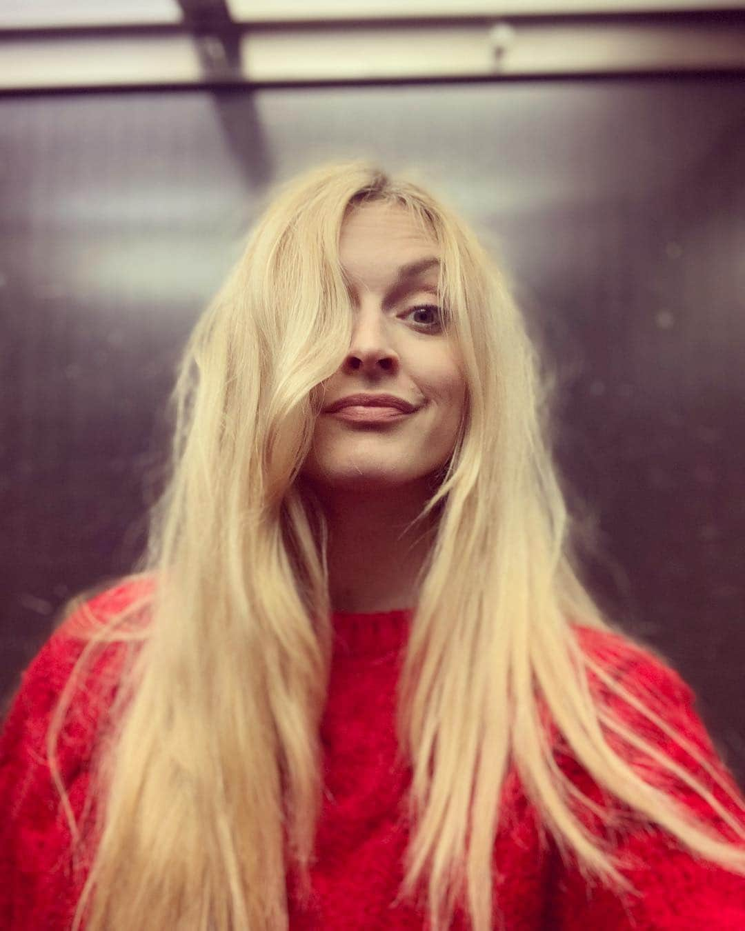 ファーン・コットンさんのインスタグラム写真 - (ファーン・コットンInstagram)「Headphone hair on fleek」3月28日 18時42分 - fearnecotton