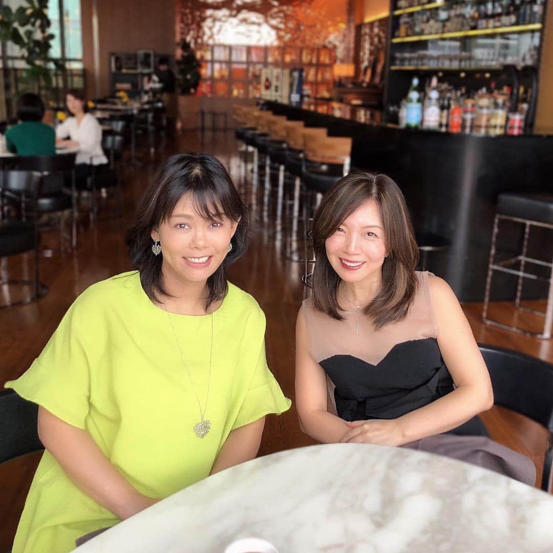 ヒロコグレースさんのインスタグラム写真 - (ヒロコグレースInstagram)「﻿ ﻿ ﻿ ハワイ在住の起業家&作家の﻿ @chiekoegged さんとランチ✨﻿ ﻿ ﻿ 息子が同じ歳という事もあり、﻿ アメリカの大学の話とか、﻿ ビジネスの話とか、﻿ 楽しいおしゃべり時間でした。﻿ ﻿ ﻿ 今年はもう一つ 新しい挑戦する！って﻿ 決めているんだ 💓﻿ ﻿ ﻿ どんだけ挑戦するんだ！？ という感じですが、﻿ 挑戦はまだまだ続くです💓﻿ ワクワク♪﻿ ﻿ ﻿ 挑戦するのを年齢を言い訳にやめてしまったら﻿ もったいないよ〜。﻿ ﻿ ﻿﻿ ﻿﻿ 💎 💎 💎 💎﻿﻿﻿ ﻿﻿﻿ 新刊 #夫を最強のパートナーにする方法﻿﻿﻿ ﻿﻿﻿ 2/9放送王様のブランチTop8 ﻿﻿ 3/2放送王様のブランチTop3﻿﻿ 他2冊発売中﻿﻿﻿ ﻿﻿﻿ 詳細はこちらのアカウント﻿﻿﻿ ▶︎ @hirokograce_books﻿﻿ #ハワイライフ  #ハワイ情報  #海外情報  #海外子育て」3月28日 18時35分 - hirokograce
