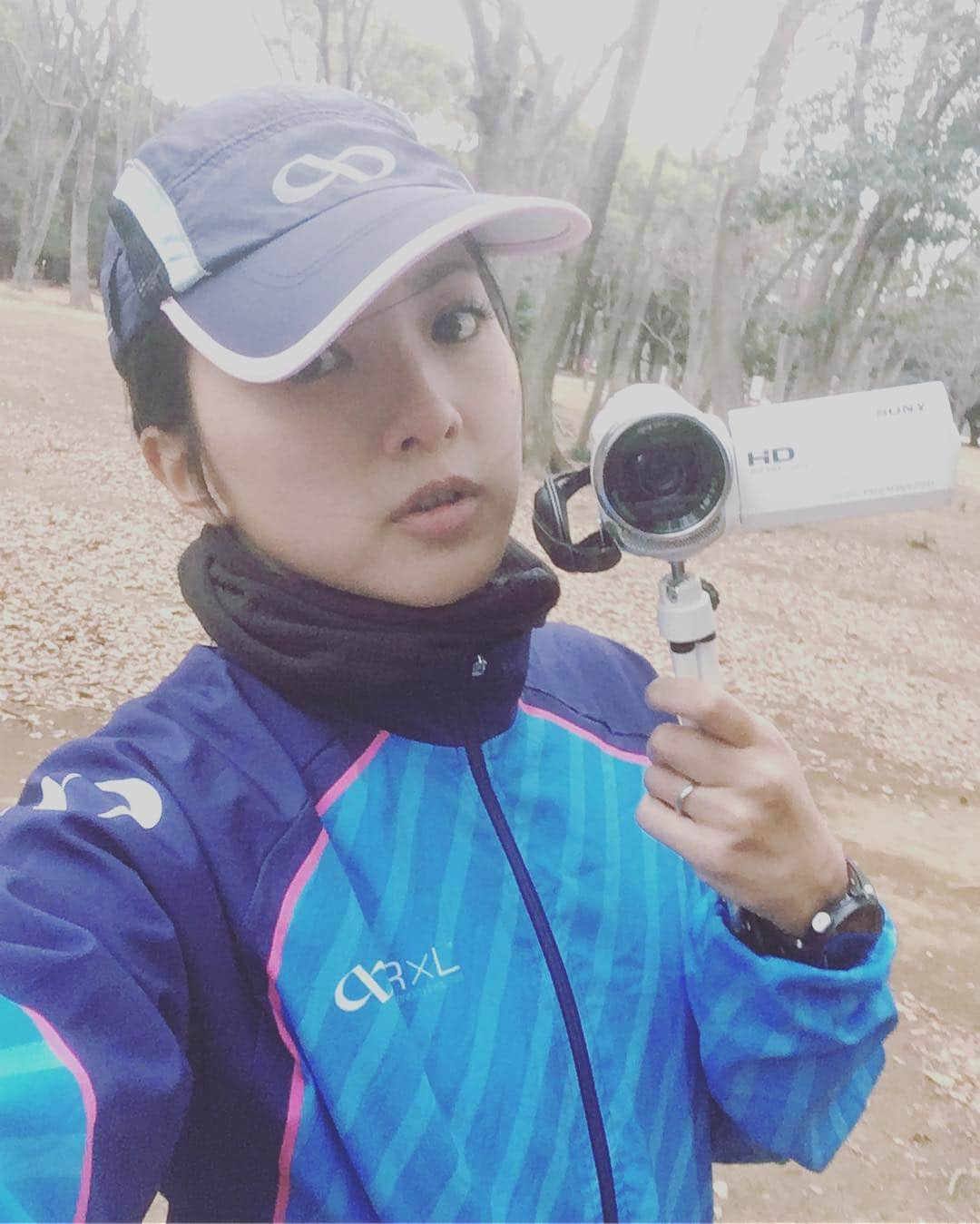 浜口順子さんのインスタグラム写真 - (浜口順子Instagram)「今夜、21時から ＢＳ日テレさんにて 『サブ4！！』 最終回の放送です。 私が出させていただいたシーズン2だけでなく、 シーズン1も含めた一年間を振り返る内容らしいです😇 シーズン1のランナーお三方もとっても素晴らしいナイスランをされていましたし、 私と同じくお怪我されていたり。 私が疲労骨折をした時、 まず最初に Huluで シーズン1を見返しましたからね… 怪我を乗り越えて、 体幹ずっとやって、 スタートライン立って、 ゴールされた姿を見て すごく励まされましたし、 私も頑張ろうと思いました。 是非是非シーズン1もご覧下さい❗️ 画像のように デジカメ片手にいろんな所を自主練で走ったなあ… 大阪も走った。 皇居も。 ゴムチューブ使って体幹してるところも撮影したり。 いろんな公園を見つけては ロケハンして。笑 公園の見方変わった。🧐 撮影してたら ユーチューバーさんに思われていたり。笑 懐かしいなぁ。 自撮りは最後まで上手くならなかったけど。笑 楽しかったです。 一つのこと、目標を胸に持ち続けることの尊さ、 素晴らしさに気づかせてくださったサブ4に感謝します❤️ ということで、 今夜、絶対絶対絶対❗️ ご覧下さいね😉 … … #ランニング #ランナー #run #running  #走る #マラソン #マラソン女子  #トレーニング #bs日テレ #サブ4」3月28日 18時36分 - hamaguchijunko