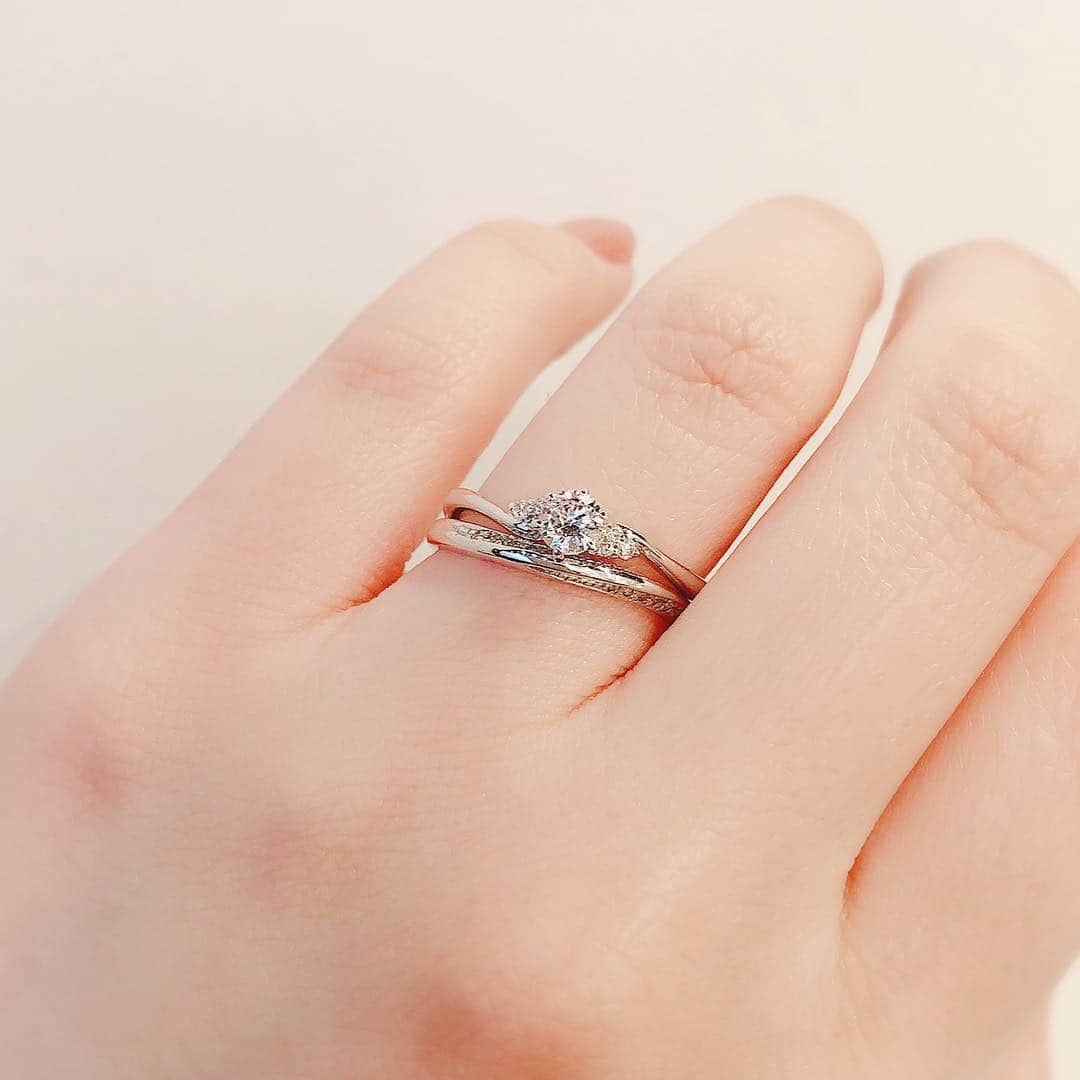 JKプラネット銀座.表参道.福岡|結婚指輪セレクトショップさんのインスタグラム写真 - (JKプラネット銀座.表参道.福岡|結婚指輪セレクトショップInstagram)「💍 @jkplanet.jewelry 【VIVAGE ヴィヴァージュ】 リング名: PREUVE 〜プルーヴ / 永遠を誓う愛の証 〜 メレダイヤモンドが流れに沿ってきれいにセッティングされたリングが上品なデザインです💎 お好みでプラチナや各種ゴールド、パラジウムなどでお作りできます✨ . 正規取扱店 @jkplanet.Jewelry 福岡天神店・熊本上通店・宮崎橘通り店・鹿児島天文館店 . #JKPlanet #JKプラネット #結婚指輪のセレクトショップ #vivage #銀座結婚指輪 #表参道結婚指輪 #原宿 #福岡結婚指輪 #天神 #熊本結婚指輪 #宮崎結婚指輪 #鹿児島結婚指輪 #結婚指輪 #婚約指輪 #マリッジリング #エンゲージリング  #結婚指輪💍 #プロポーズ #結婚準備 #ダイヤモンド #プレ花嫁 #日本中のプレ花嫁さんと繋がりたい #リングラフ #ウェディングニュース #結婚對戒 #結婚戒指  #結婚指輪探し #婚約指輪探し #結婚指輪選び #婚約指輪選び」3月28日 18時51分 - jkplanet.jewelry