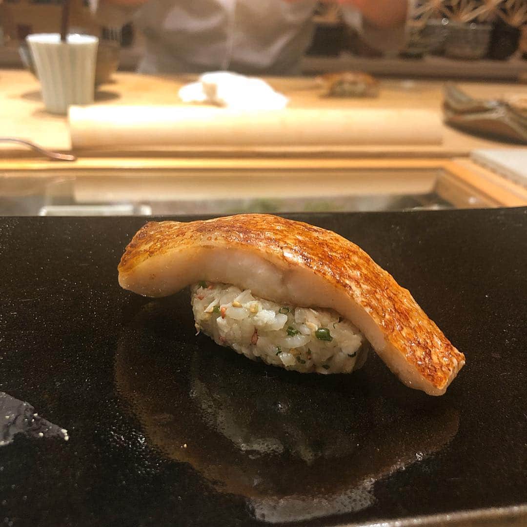 濱野りれさんのインスタグラム写真 - (濱野りれInstagram)「Sushi at Roppongi🍣 . #Reservation ➡︎ a few days #Taste ➡︎ B＋ . I was able to get a reservation on that day. What struck me was that "Chawan-mushi" with softshell turtle is third picture and "Makimono" with firefly squid is last picture.🦑 Thank you for happy time and chance to eat original taste ʚ❤︎ɞ . . 食べたことない料理が沢山あったよ〜！ シャリに一手間加えた握りとか幸せすぎた😋 今回のナンバーワンはホタルイカの巻物🦑 旨味成分ぎゅ🤤💗 . . #Rirelog#sushi#nigiri#makimono#sushiroll#sushitime #sushilover#minatoku #tokyoeats#toptokyorestaurants#tokyogourmet#lovetoeat#eatlover#tabelog#お寿司##鮨#寿司#グルメ記録#東京グルメ#六本木グルメ」3月28日 18時43分 - riregram