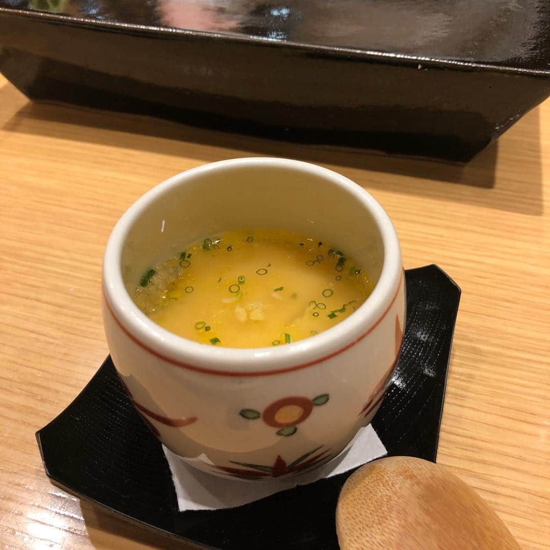 濱野りれさんのインスタグラム写真 - (濱野りれInstagram)「Sushi at Roppongi🍣 . #Reservation ➡︎ a few days #Taste ➡︎ B＋ . I was able to get a reservation on that day. What struck me was that "Chawan-mushi" with softshell turtle is third picture and "Makimono" with firefly squid is last picture.🦑 Thank you for happy time and chance to eat original taste ʚ❤︎ɞ . . 食べたことない料理が沢山あったよ〜！ シャリに一手間加えた握りとか幸せすぎた😋 今回のナンバーワンはホタルイカの巻物🦑 旨味成分ぎゅ🤤💗 . . #Rirelog#sushi#nigiri#makimono#sushiroll#sushitime #sushilover#minatoku #tokyoeats#toptokyorestaurants#tokyogourmet#lovetoeat#eatlover#tabelog#お寿司##鮨#寿司#グルメ記録#東京グルメ#六本木グルメ」3月28日 18時43分 - riregram