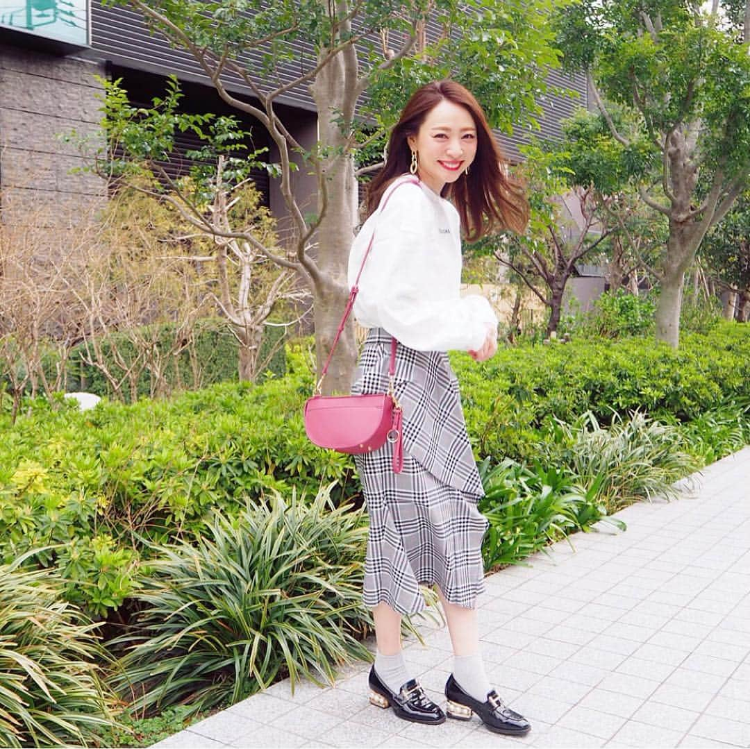 磯部奈央さんのインスタグラム写真 - (磯部奈央Instagram)「Coordinate☺︎ . こんにちは☀️ 暖かくなって春コーデ楽しめる日が多くなって嬉しい🌸 桜色のポシェットも気分が上がるし、マーメイドラッフルスカートは立体感でるから好き❤️ . #tops …#snidel  #skirt …#arminarmjp  #bag …#arminarmjp #shoes …#jeffreycampbell . . #coordinate #style #ootd #instagood #instafashion #コーデ #モノトーン #差し色 #チェックスカート #スカート #ファッション #コーディネート #fashion #outfit #ポシェット #bag #new #arminarmjp #アームインアーム #mitsukoshiisetan #isetan #mitsukoshi #PR @arminarm.aa」3月28日 18時44分 - nao_isobe729