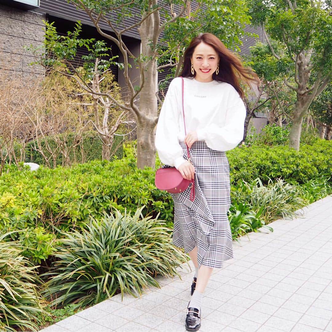 磯部奈央さんのインスタグラム写真 - (磯部奈央Instagram)「Coordinate☺︎ . こんにちは☀️ 暖かくなって春コーデ楽しめる日が多くなって嬉しい🌸 桜色のポシェットも気分が上がるし、マーメイドラッフルスカートは立体感でるから好き❤️ . #tops …#snidel  #skirt …#arminarmjp  #bag …#arminarmjp #shoes …#jeffreycampbell . . #coordinate #style #ootd #instagood #instafashion #コーデ #モノトーン #差し色 #チェックスカート #スカート #ファッション #コーディネート #fashion #outfit #ポシェット #bag #new #arminarmjp #アームインアーム #mitsukoshiisetan #isetan #mitsukoshi #PR @arminarm.aa」3月28日 18時44分 - nao_isobe729