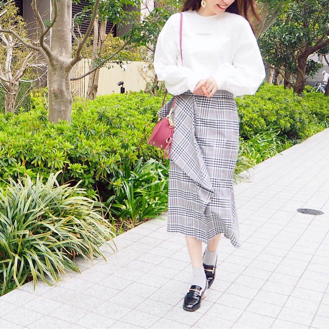 磯部奈央さんのインスタグラム写真 - (磯部奈央Instagram)「Coordinate☺︎ . こんにちは☀️ 暖かくなって春コーデ楽しめる日が多くなって嬉しい🌸 桜色のポシェットも気分が上がるし、マーメイドラッフルスカートは立体感でるから好き❤️ . #tops …#snidel  #skirt …#arminarmjp  #bag …#arminarmjp #shoes …#jeffreycampbell . . #coordinate #style #ootd #instagood #instafashion #コーデ #モノトーン #差し色 #チェックスカート #スカート #ファッション #コーディネート #fashion #outfit #ポシェット #bag #new #arminarmjp #アームインアーム #mitsukoshiisetan #isetan #mitsukoshi #PR @arminarm.aa」3月28日 18時44分 - nao_isobe729