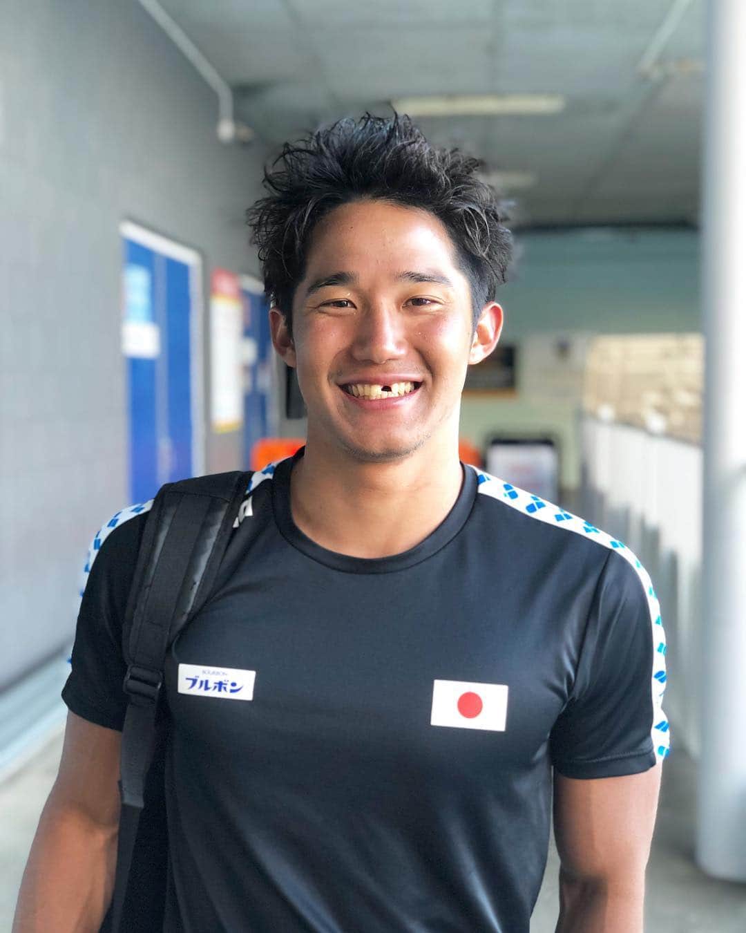 のインスタグラム：「✔️ Big win today against Canada !! Who moved my tooth?🧐 - 相手の肘で歯が無くなりました🦷 プールの中で見つかりました。ちなみにクソ痛いです。 - #水球#ポセイドンジャパン#頑張れ日本 #普通に痛い#エルボーはきちぃ#乳歯#抜けた人みたい #みなさん心配していだたき#ありがとうございます #前歯#なくても#普通に試合出てるので#心配無用 #明日からも応援よろしくお願いします#痛い」