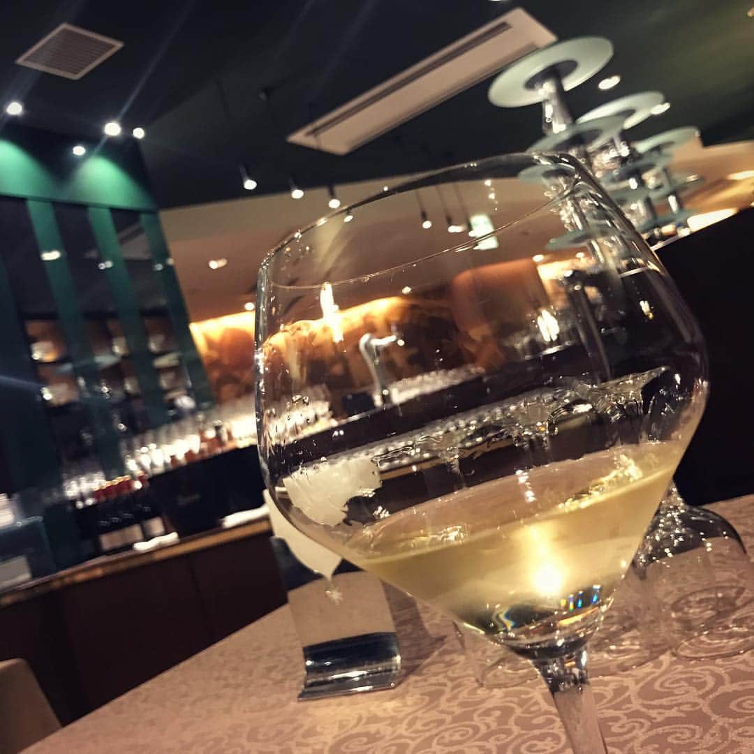 のインスタグラム：「中途半端な時間に到着し、先にシャブリを別勘定にて頂いてます🍾  今宵はLOVE FMの慰労会。」