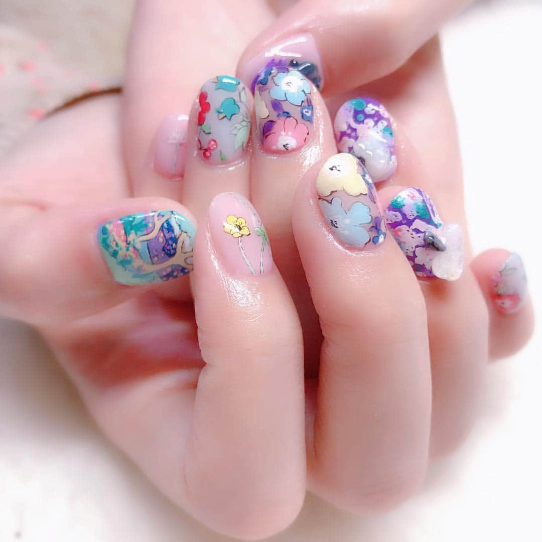 なかやまちえこさんのインスタグラム写真 - (なかやまちえこInstagram)「Liberty nails #nail #nails #nailart #ネイル #美甲 #ネイルアート  #clou #nagel #ongle #ongles #unghia #japanesenailart #manucure #네일 #젤네일 #네일아트 #네일리스트 #japanesenails #manicurist #gelnails #リバティプリント #リバティネイル #liberty #libertynails @pregelofficial @kimagure_cat_whim @libertylondon」3月28日 18時49分 - chiekonakayama
