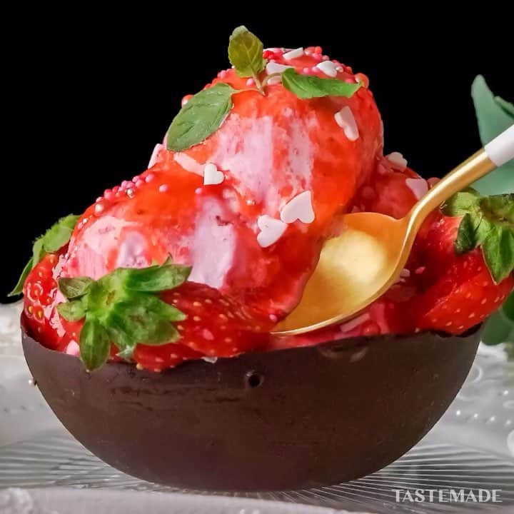 のインスタグラム：「【噛まずに言える？👅】チョコカップパフェ🍓⁣⠀ ⁣⠀ スマホアプリはレシピを簡単に探せるよ📲⠀⁣⠀ ダウンロードはプロフィールのURLをクリック👆⠀⁣⠀ ⁣⠀ ■材料⁣⠀ * 15cmボウル使用⁣⠀ * ⁣⠀ * 水　適量⁣⠀ * チョコレート　300g⁣⠀ * ⁣⠀ * 《デコレーション》⁣⠀ * いちご　適量⁣⠀ * いちごアイスクリーム　適量⁣⠀ * ホイップクリーム　適量⁣⠀ * アラザン　適量⁣⠀ * いちごソース　適量⁣⠀ * ミント　適量⁣⠀ * ⁣⠀ ⁣⠀ ■手順⁣⠀ 1. ボウルに水を入れてスプーンを刺して冷凍庫で凍らせる。⁣⠀ 2. 中心まで凍ったらボウルから氷を抜き出す。⁣⠀ 3. ボウルにチョコレートを入れて溶かし（2）の氷を浸す。⁣⠀ 4. チョコレートから氷を優しく引き抜き、固まったら氷から外して皿に置く。⁣⠀ 5. デコレーションの材料を可愛く盛り付けたら完成。⁣⠀ ⁣⠀ #food #foodie #cooking #recipe #tastemade #japan #japanese #japanesefood #sweets #dessert #chocolate #strawberry #icecream⁣⠀ ⁣⠀ #料理 #クッキング #レシピ #おうちご飯 #おうちごはん #おうちカフェ #スイーツ #デザート #おやつ #お菓子作り#チョコレート #いちご #アイスクリーム⁣⠀」
