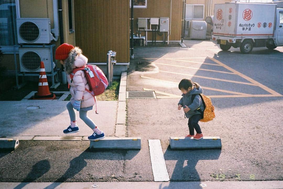 kazuyukikawaharaさんのインスタグラム写真 - (kazuyukikawaharaInstagram)「「いってらっしゃい」の記録。 毎朝、保育園に娘2人を送るときに、車から玄関までの間を日付入りフィルムカメラで撮り続けてきましたが、いよいよ明日が2人揃っての最後の登園です。 怒ったり、泣いたり、ケンカしたりと毎朝大変でしたが、振り返ればわずか50mぐらいの距離の間でも姉妹の成長や関係性が変わっていくのがみえ、写真に残してきてよかったなと思っています。 明日、最後に撮ったら、フォトブックを作る予定です。 #キミの瞳が僕をパパにする #KLASSE #fujifilm  #film」3月28日 19時14分 - kazuyukikawahara