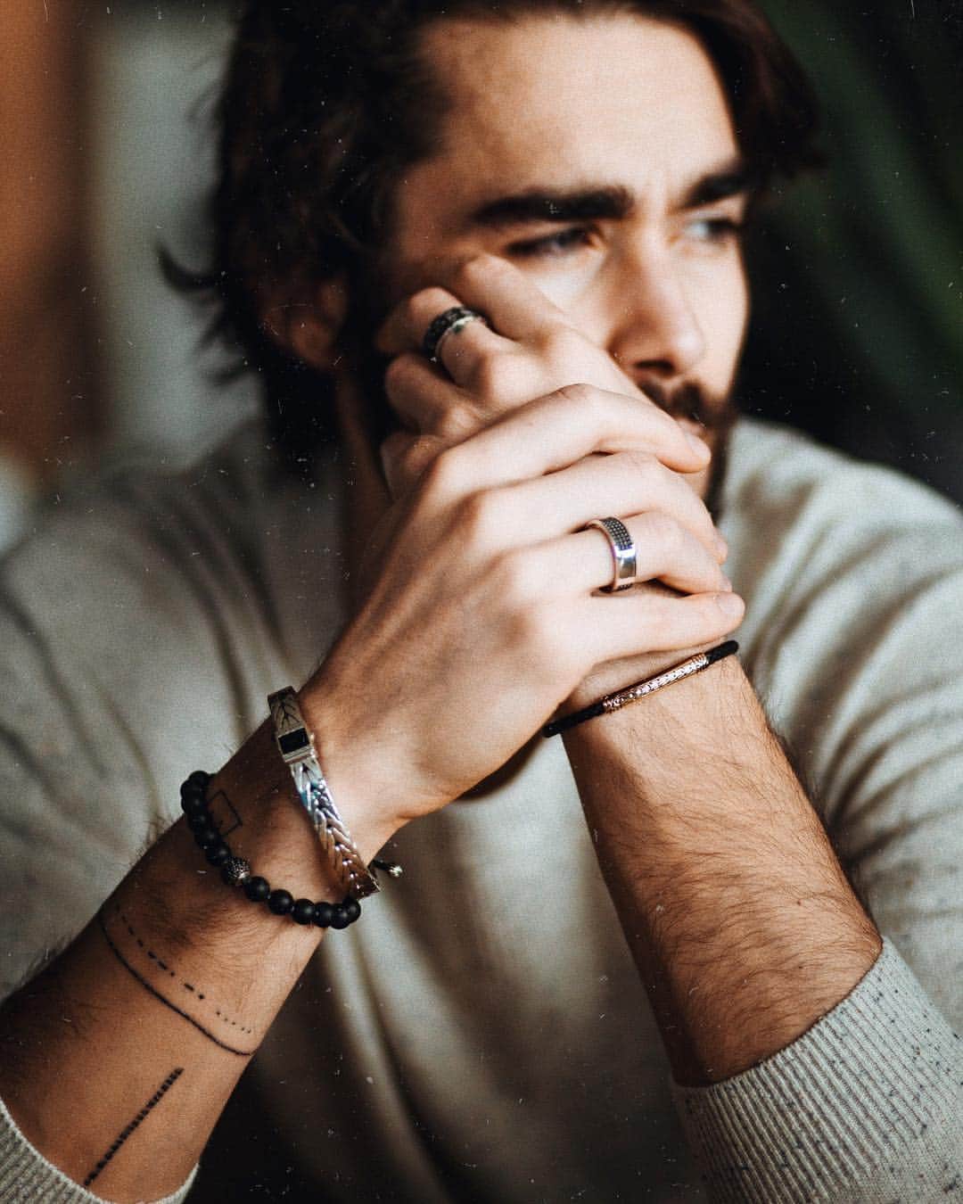 NICOLAS SIMOESのインスタグラム：「Jewellery 🖤  I discovered last week the variety of @johnhardyjewelry collections at their Parisian pop-up store and I just wanted to get everything! Check out my stories to hear more about their commitment and my favourite pieces 🤩✨」