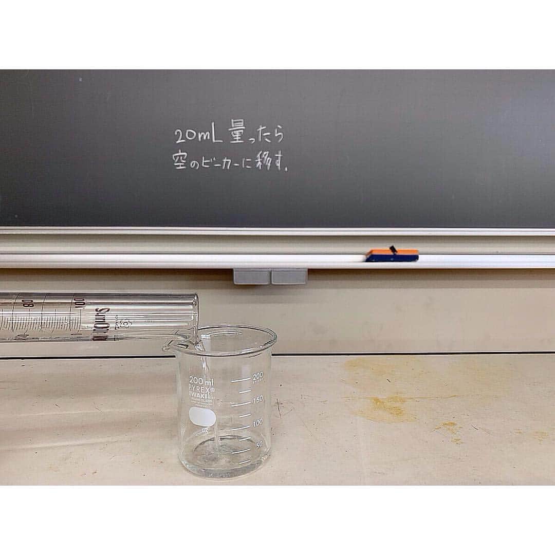 授業準備ならフォレスタネットさんのインスタグラム写真 - (授業準備ならフォレスタネットInstagram)「🏫理科　２０×５＝１００じゃない？⚗ メスシリンダーの使い方です。 教科書にメスシリンダーの使い方が載っていますが、教科書通りすれば、児童は正確に量れるのでしょうか。 . 準備物は、すべて理科室にあるし、消耗品は水しか使わないので、簡単にできます。 . 【準備物】 メスシリンダー ビーカー（できればメモリの無い容器） ビーカー（水入り） . 【導入】 教科書でメスシリンダーの使い方を確認する。 実際に、メスシリンダーで２０ｍL量ってみる。 . 【展開】 班ごとに、上の準備物を１セットずつ使う。 メスシリンダーで一人２０ｍLずつ量り、、、、、 . つづきはこちらから(o^^o) @forestanet ご登録後「田中　直毅」で先生検索🔎 . 貴方の投稿が書籍化のチャンス⁉️ . フォレワン3月大会では、 「ラクイチ授業」実践の投稿をお待ちしております！😆 . たくさんの投稿で盛り上がれば、書籍化されるかも！？✨ . 詳しくはフォレスタネットにログイン後、 「ラクイチ」で検索📲 . #フォレスタネット #小学校卒業式 #ラクイチ #新年度準備 #学級開き #新卒 #初任 #先生 #小学校 #小学校の先生 #先生のたまご #教員採用試験 #教採 #勉強垢 #教師 #教師になりたい #春から先生 #理科 #実験 #メスシリンダー #ビーカー」3月28日 18時57分 - forestanet