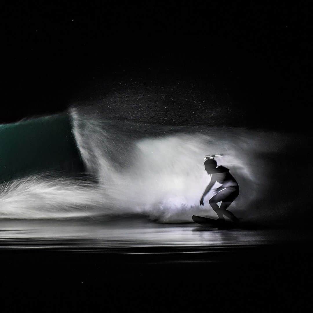 AFP通信さんのインスタグラム写真 - (AFP通信Instagram)「AFP Photo 📷 @loicvenance - In Brittany, night surfers light up the waves -  #Surf #NightSurf」3月28日 18時58分 - afpphoto