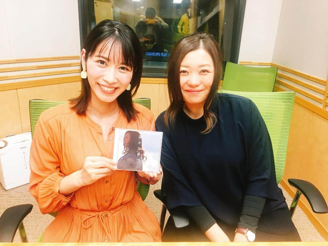 佐藤千晶さんのインスタグラム写真 - (佐藤千晶Instagram)「今朝のゲストは！！シンガーソングライターの熊谷育美ちゃんでした😊  小学校からの友達がゲストに。 気仙沼弁交えながらのトーク、どうだったべが？笑  走れ歌謡曲のブログにも詳しく書いだし、放送もradikoで一週間聴けっから、ぜひ聴いでけさいん。  インスタまで訛ってしまったでば。  #走れ歌謡曲 #文化放送 #joqr #熊谷育美 #佐藤千晶 #気仙沼 #故郷 #みなと気仙沼大使 #幼馴染 #小学校からの友達 #気仙沼弁散りばめてのトーク笑 #普段はもっと訛り全開 #育美の小さい頃のエピソードも #意外な一面も #いろいろお届け💓 #楽しかった  #アルバム #遥かな青 #聴いてけさいね😘」3月28日 19時07分 - satochiaki125