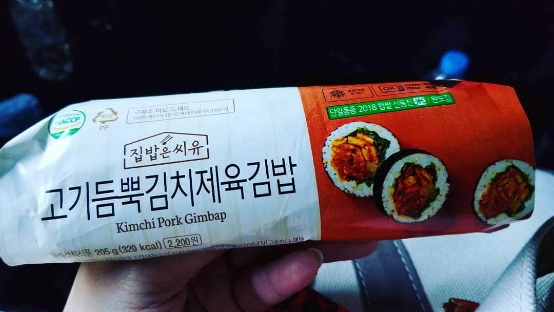 のインスタグラム：「Trip Korea in March  旅行にいくとコンビニって 行きますよね。  韓国らしいものが たくさんあって 楽しいんです🎵  仁川空港についたら バスで市内に向かうことも 多いので、小腹がすいたら コンビニでキンパ（のり巻き）  この時は辛く炒めた お肉が入ったキンパを 二人でシェア😊 着いたらまたすぐに何か 食べたいので少しだけ😁  ビジュアルが可愛くて 思わず買った ２枚目の写真はコーン牛乳 冷たい牛乳多目の コーンスープ 甘い！(笑)  ３枚目は フルーツジュースで有名Sunup 　VplanシリーズBT21（防弾少年団）が パッケージでコラボです。  オレンジはピンクグレープフルーツ&ルイボスハーブ  グリーンは青リンゴ&エルダーフラワーハーブ  韓国はジュースの種類も 多いし、フレーバー牛乳もたくさんあります。  パッケージ買いで冒険してみるのも楽しいかも✨  あと、韓国のスーパーや コンビニは『1+1』や『2+1』の表示がよくあります。 １つ買ったら同じもの１つおまけ！ ２つ買ったら同じもの１つおまけ！  飲み物だけでなくお菓子など、お得なものたくさん あるのでしっかり見てくださいね。  #🇰🇷 #韓国旅行 #ソウル #서울 #コンビニ #キンパ #コーン牛乳 #drink #koreanfood」