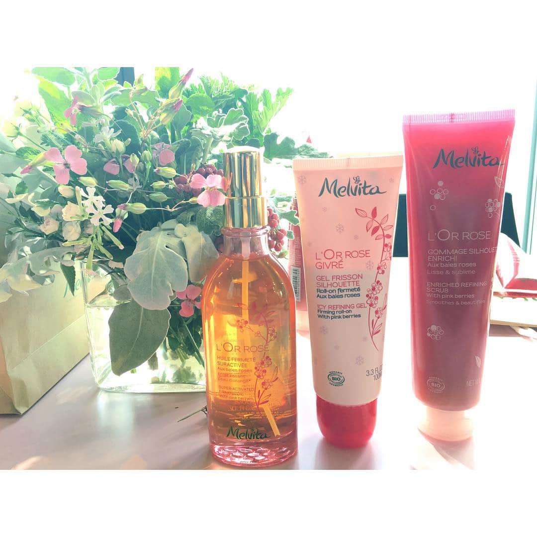 のインスタグラム：「先日のMelvita @melvita_jp の発表会 は人気のボディケア ロルロゼシリーズから脂肪にアプローチするピンクペッパーを使用したウォッシュスクラブとアイスジェルの2品が登場します✨✨ . 去年発売されたブリリアントボディオイルはベタつきにくいのでお風呂上がりにすぐつけてヒップ、太もものセルライトケアに最適😊 さらに効果を倍増してくれる新発売の洗いながら引き締めケアする新感覚のウォッシュスクラブ❗️ アルガンナッツとローズヒップ、シュガーで洗いあがりがツルツル✨✨. . そのあとにオイルインアイスジェルでひんやりクールダウン✨✨✨ この冷却ローラーがなかなかいい仕事をしてくれます。 冷却ボディローラーとメントール＆ミントウォータージェルでマイナス6℃の冷却効👀 むくみやすい人にオススメ。 . なんといってもピンクペッパーが脂肪の分解、排出を促進、蓄積を防いでくれる。 脂肪の分解にはまず血行を良くして代謝を上げる事が大切😊 . 日差しも暖かくなって身体も動きやすい季節に。 夏に向けてそろそろ身体を鍛えたりボディのお手入れもスタートしたくなる商品は6月12日発売✨✨✨✨ . #melvita  #メルヴィータ  #ウォッシュスクラブ 2900円 #オイルインアイスジェル 4400円 #ブリリアントボディオイル  5000円」
