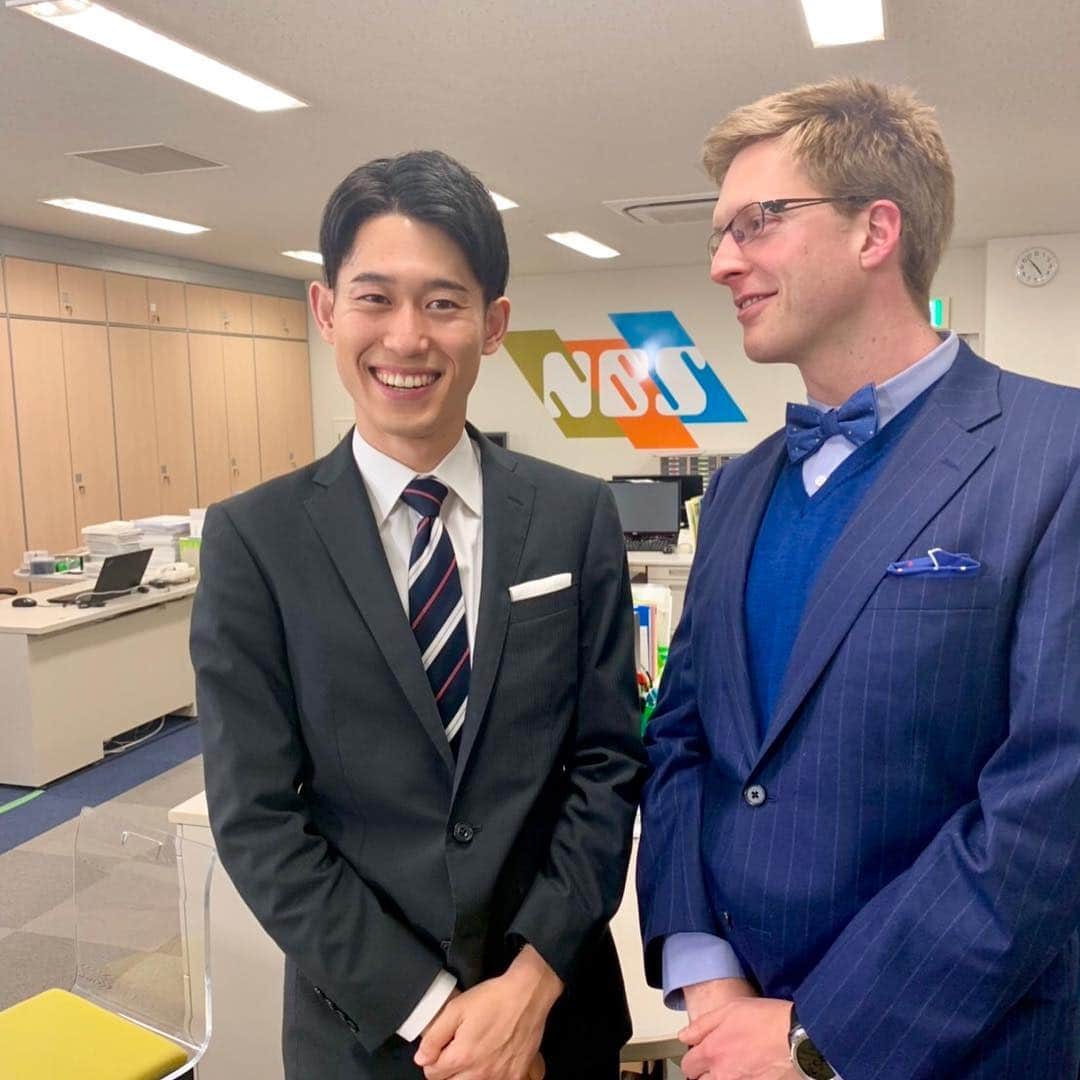 重盛赳男さんのインスタグラム写真 - (重盛赳男Instagram)「またまたやります！ 「県内企業をスクープ！特報ビジナガ」📸 . 長野市の架空の雑誌社「ビジナガ」から、県内企業の「特ダネ」を発信していきますよ！ 編集長は、厚切りジェイソンさん！記者の小宮山アナと私が、編集長にスクープをプレゼンします。 今回はいつもに増してわちゃわちゃと撮影しました。笑 就活生の皆さん、必見です！ . 放送は、 3月30日（土） 午後2時30分〜 お楽しみに！ . #nbs #長野放送 #ビジナガ #就活 #厚切りジェイソン #さん #whyjapanesepeople #いーじょう #小宮山瑞季 #重盛赳男 #アナウンサー」3月28日 19時02分 - shigemoritakeo