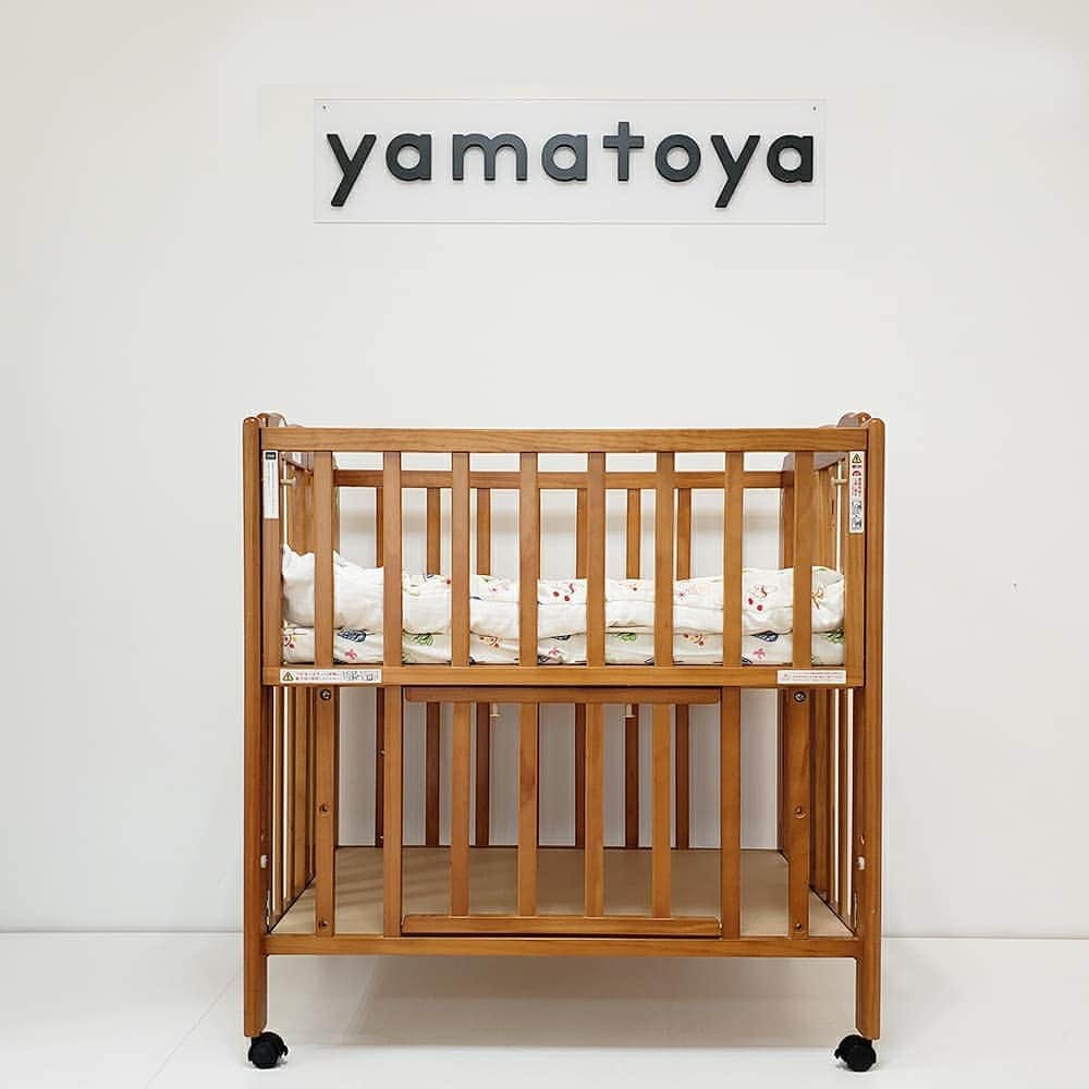 yamatoya(ベビー・キッズ家具の大和屋) さんのインスタグラム写真 - (yamatoya(ベビー・キッズ家具の大和屋) Instagram)「【ベビーベッドの高さ調整】 . 「ベビーベッドの高さって変えられるの？」とご質問を頂くことがあります。 . 一般的な日本のベビーベッドの規格をクリアしたものなら、赤ちゃんが寝る床板の高さは、ほぼすべてのベビーベッドが高さ調整することができます。 . ポイントは床板を支えるボルトを止める穴。 . この床板を止めるボルトの高さを一番下まで下げれば、赤ちゃんがつかまり立ちしても大丈夫な柵の高さに♪ . 「赤ちゃんが柵を乗り越えそうだったから半年くらいしかベビーベッド使わなかった」という方がいらっしゃいましたら、一度ご自宅のベビーベッドをご確認くださいね。 . きっと高さ調整できるようになっているはずですので、床板を一番下まで下げて、赤ちゃんがつかまり立ちしても安心な柵の高さでお使いください(*^^*) . #ベビーベッド　#babybed #高さ調整　#つかまり立ち　#yamatoya #大和屋」3月28日 19時02分 - yamatoya_official