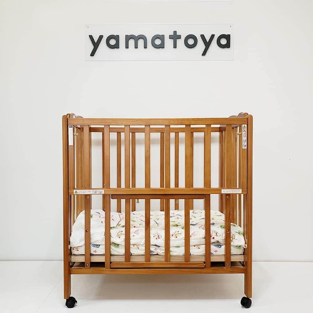 yamatoya(ベビー・キッズ家具の大和屋) さんのインスタグラム写真 - (yamatoya(ベビー・キッズ家具の大和屋) Instagram)「【ベビーベッドの高さ調整】 . 「ベビーベッドの高さって変えられるの？」とご質問を頂くことがあります。 . 一般的な日本のベビーベッドの規格をクリアしたものなら、赤ちゃんが寝る床板の高さは、ほぼすべてのベビーベッドが高さ調整することができます。 . ポイントは床板を支えるボルトを止める穴。 . この床板を止めるボルトの高さを一番下まで下げれば、赤ちゃんがつかまり立ちしても大丈夫な柵の高さに♪ . 「赤ちゃんが柵を乗り越えそうだったから半年くらいしかベビーベッド使わなかった」という方がいらっしゃいましたら、一度ご自宅のベビーベッドをご確認くださいね。 . きっと高さ調整できるようになっているはずですので、床板を一番下まで下げて、赤ちゃんがつかまり立ちしても安心な柵の高さでお使いください(*^^*) . #ベビーベッド　#babybed #高さ調整　#つかまり立ち　#yamatoya #大和屋」3月28日 19時02分 - yamatoya_official