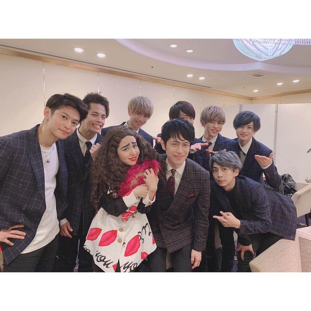 岡田鷹斗のインスタグラム：「リトルママフェスタ💓 ・ ・ ・ 撮っていただきました🎀  ママ代表の森社長さん！！ バブリーたまみさん💋 ・ ・ ・ #リトルママフェスタ #福岡 #ソラリア西鉄ホテル福岡　#子供 #お母さん #ネバギブ #ダンス #ボーカル #今日から福岡遠征」