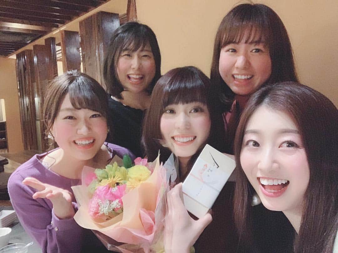 のインスタグラム：「. . #happywedding 💐 . #くみいちゅ#happymarriage#おめでとう#祝福#wedding#姫路東#大好き . . 大好きな玲花の結婚お祝い。 . ヘッタクソなサプライズなのに喜んでくれてありがとう☺️💕 . すぐ入店するつもりだったけど、花束持って外に居てたら、 高校で出会ってガキくさい頃から知ってる子が結婚て！！って、何か嬉しくて泣けてきて、自分のことじゃないのに、心臓ドキドキしてたねん。笑 . . 結婚式なんか、もう、泣きっぱなしでしょうね。全顔ウォータープルーフメイク必須。 . . あ、この写真、石堂が写真に飽きてフレームから立ち去るところがツボです☺️ . 兎に角、おめでとう🎊 . #model#モデル#和装モデル#webモデル#関西モデル#作品撮り#フリーランス#福井千佳#chika_fukui#インフルエンサー#美容#style#おしゃれさんと繋がりたい#selfie#ヘアカラー#picoftheday#japan#サロモ#handmadeaccessory#ハンドメイドアクセサリー#写真好きな人と繋がりたい#いいね返し」
