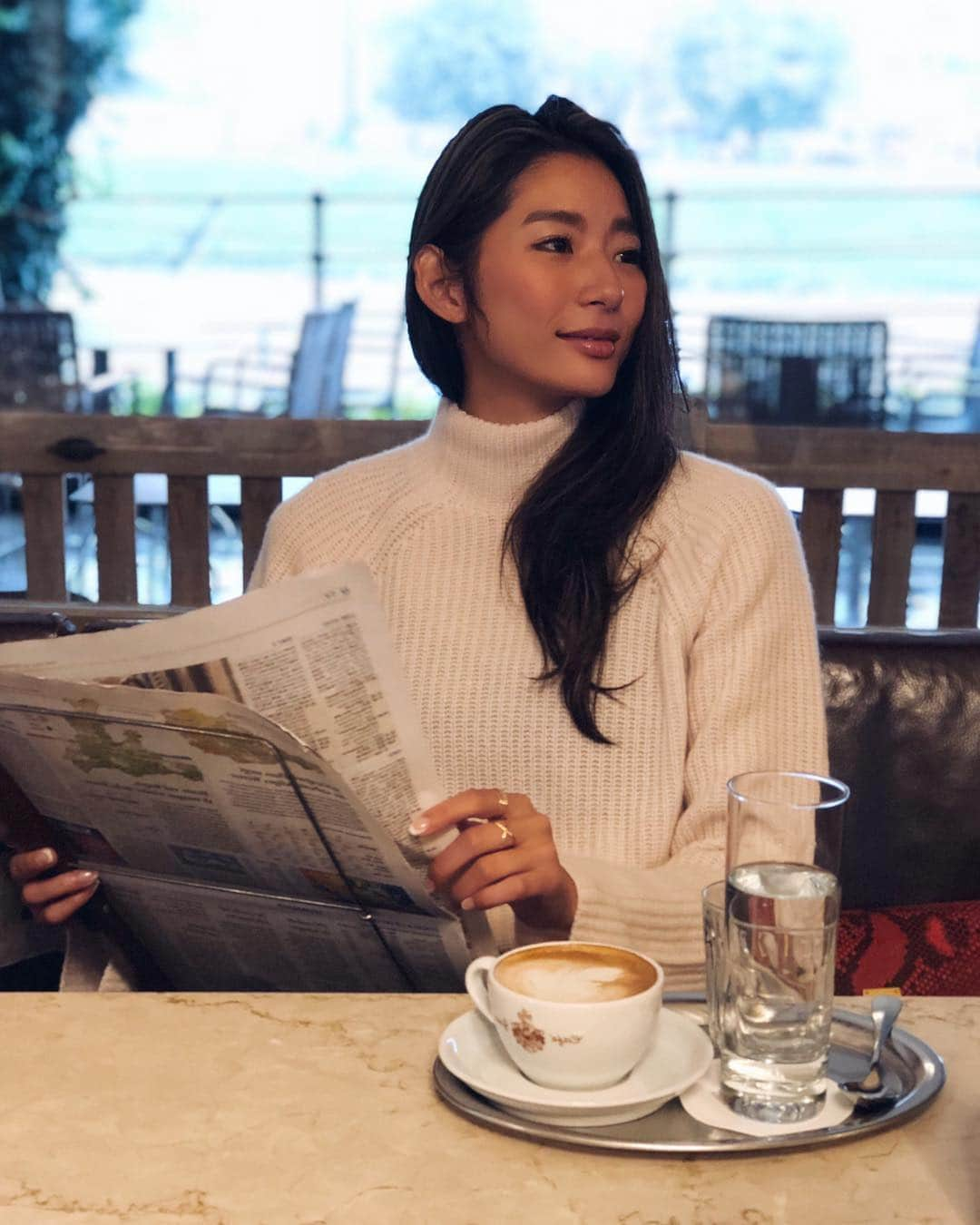 福田萌子さんのインスタグラム写真 - (福田萌子Instagram)「朝の珈琲と新聞タイム🌞☕️ 太陽よりも早く目を覚まし、朝日に向かって走ってヨガをした後は、コーヒーを飲みながら語学や美術のお勉強、新聞を読んだりお仕事の記事を書いたりと殆どがインプットをする時間。 それはどの国にいても同じ。 新鮮な空気と人が少なく小鳥の鳴き声が響く静かな朝は私のエネルギーの源です。 この世界の美しさを沢山教えてくれる朝が好き。 ・ #morningperson #lovemorning」3月28日 19時09分 - moekofukuda