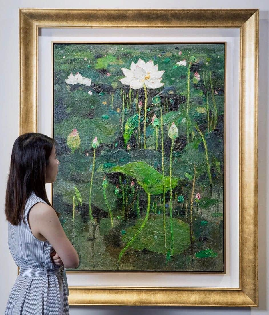 サザビーズさんのインスタグラム写真 - (サザビーズInstagram)「Spurred by the end of the Cultural Revolution, Wu Guanzhong painted ‘Lotus Flowers (I)’ in the late 1970s, during an outpouring of creative energy and a period of high productivity. One of the very few large-scale oil paintings that Wu painted for himself, rather than on commission, it depicts a mid-summer scene of lotuses in full vitality. A single, radiantly blooming flower stands proudly in the middle of the composition, revealing its beautiful petals and fecund stamen. A traditional Chinese symbol for moral uprightness, the central lotus may have been intended to serve as an oblique self-portrait by an artist who was true to himself throughout his life. On view at the #HongKong Convention and Exhibition Centre from tomorrow, the painting will be offered in our Modern Art Evening Sale in on 31 March. #SothebysHongKong」3月28日 19時09分 - sothebys