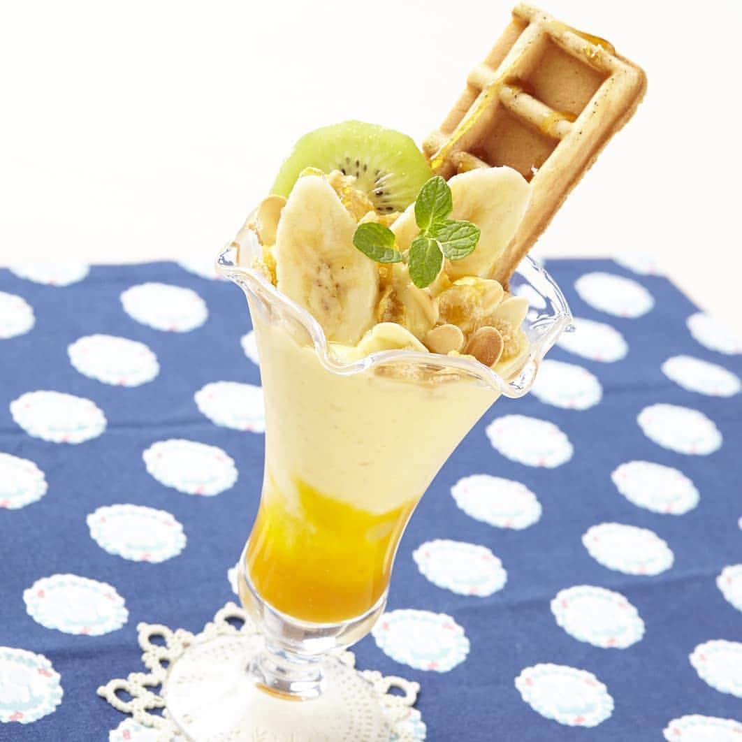 ケロッグ(Kellogg's)公式のインスタグラム：「.﻿ #コーンフロスティ を使った可愛い一品☺ ﻿ 今日のおやつはヘルシーパフェに決まり！☆﻿ ﻿ お写真は @sanae_senseiさんより📷﻿ ﻿ ----------------------﻿ ▼投稿コメントより▼﻿ ～パフェを朝食に！～﻿ 「ビタミンたっぷり朝パフェ」﻿ ----------------------﻿ ﻿ 素敵なお写真をありがとうございます☺﻿ ﻿ 朝の果物は金というように﻿ フルーツは身体にとってもいいんです♪﻿ ﻿ コーンフレークと一緒に﻿ おいしくビタミンを採りましょう✨﻿ .﻿ .﻿ .﻿ #ケロッグ  #kelloggs  #シリアル #バナナ﻿ #キウイ #パフェ #朝パフェ #朝食パフェ #手作りお菓子﻿ #手作りスイーツ #手作りおやつ #クッキングラム #簡単レシピ﻿ #アレンジレシピ #おやつ作り #おやつタイム #おやつレシピ﻿ #スイーツ女子部 #インスタ映え #スイーツ好き #スイーツ女子﻿ #ご褒美スイーツ #甘党女子 #甘党男子 #パフェ部﻿ #パフェ活 #朝の果物は金 #朝のフルーツ #スイーツレシピ」