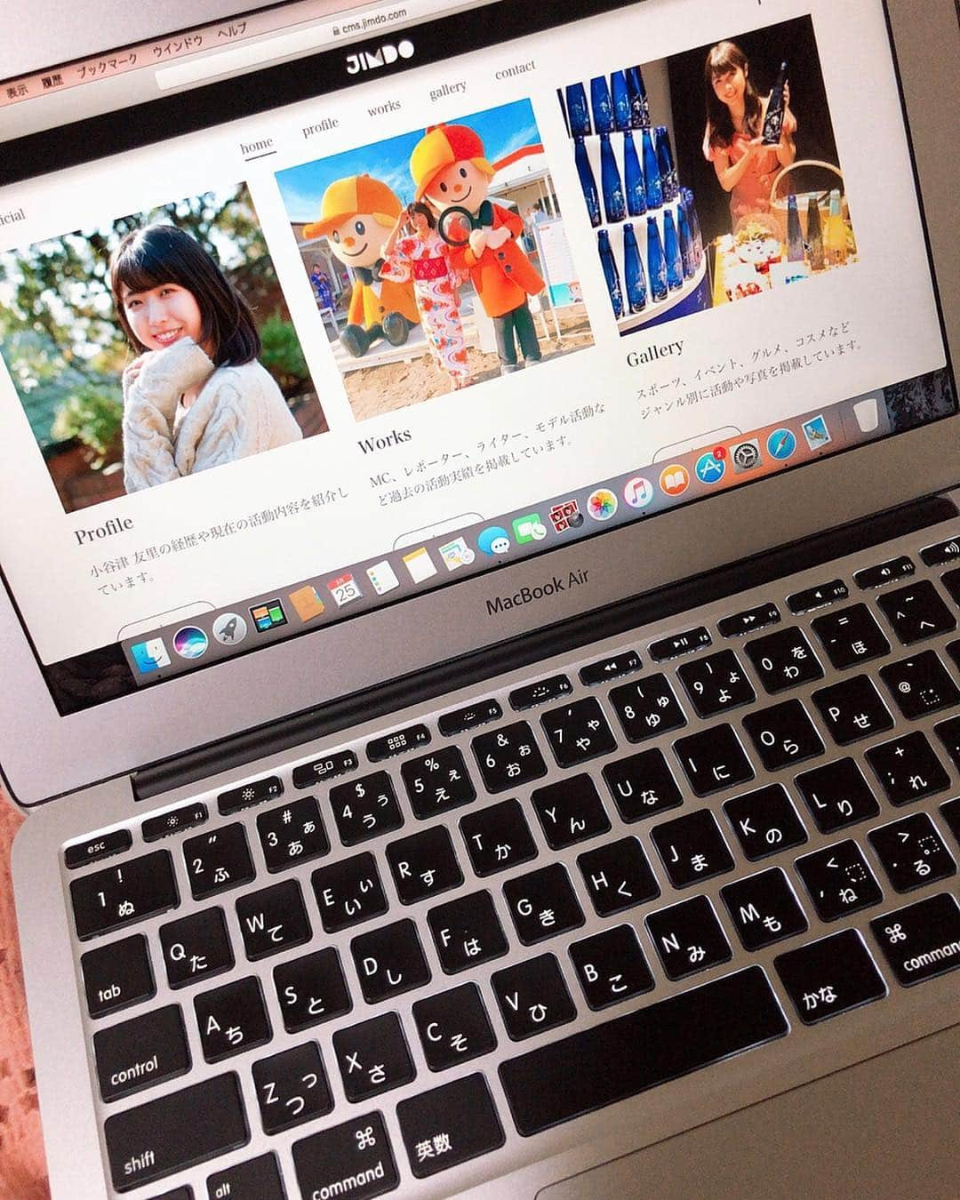 小谷津友里さんのインスタグラム写真 - (小谷津友里Instagram)「🌸💁‍♀️ お仕事の問い合わせをたくさん頂くので「ジンドゥーAIビルダー」 (@jimdo_japan )を利用してオフィシャルホームページを作成しました😊💓 今までのお仕事の経歴をまとめたサイトになっているのですが 手軽にしかも無料でサイトが作れる上に こんなにオシャレに出来上がるなんてとても驚きました🥺 * * 画像を選択し、文字を打ち込むシンプルな工程で戸惑うことなくスムーズに作成できました✨ PCに慣れていない方でもやりやすいと思います♪  プロフィール欄にリンク貼っているので是非 ご覧ください！ これからホームページを作りたい方におすすめです☆*。 お仕事依頼の際も是非ホームページを参考にしてください♪ * * * #ジンドゥーAIビルダー#Jimdo #ジンドゥー #PR#ホームページ  #model#MC#profile #プロフィール#ホームページ制作 #homepage #パソコン #フリーランス#フリーランスモデル#キャスティング」3月28日 19時10分 - yurikoyatsu