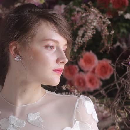 のインスタグラム：「* コラム更新しました✨ 《【試着可】最新版！ウェディングドレスの人気ブランドと着こなしのコツ》 * お好きなデザインを見つけたら、ご試着予約も承っております。 専門のドレスコーディネーターがご対応いたしますので、ご相談もお気軽に♫ * コラムは @Dresses_weddingdress のプロフィールリンクよりご覧下さい🎈 TOPページまたは下にスクロールしてご覧いただけます。 * 〈お問合せ〉 ✉️dresses@dressthelife.jp 📞0120-791-249 * #ドレッシーズ#コーディネーターズヴォイス#wedding#weddingdress#トレンドカラー#ウェディングドレス試着 #ウェディングドレス迷子#カラードレス試着#カラードレス迷子#ドレスショップ#ドレス探し #フォトウェディング#プレ花嫁 #花嫁ヘア#花嫁 #プレ花嫁#全国のプレ花嫁さんと繋がりたい#ドレス迷子 #ドレス試着 #ウェディングドレス#カラードレス#ドレス探し#結婚式#卒花嫁#2019春婚#2019夏婚#2019秋婚#2019冬婚」