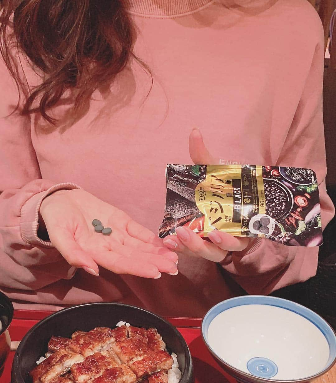 葉加瀬マイさんのインスタグラム写真 - (葉加瀬マイInstagram)「ついつい高カロリーなものを食べ過ぎちゃった時の罪悪感をこれで解消✌️ ベジバリア塩糖脂ブラック❗️ 塩分、糖質、脂質をカットしてくれるだけではなく、炭の力で臭いや不要なものも吸着して排出してくれるみたい☺  エチケットケアにもなるので男性にもおすすめですね💕  もうこれは手放せません☺️ #ベジエ #ベジバリア #塩糖脂 #ベジバリアBLACK #炭ダイエット #チャコールクレンズ ＃インナービューティー」3月28日 19時26分 - m.hakase