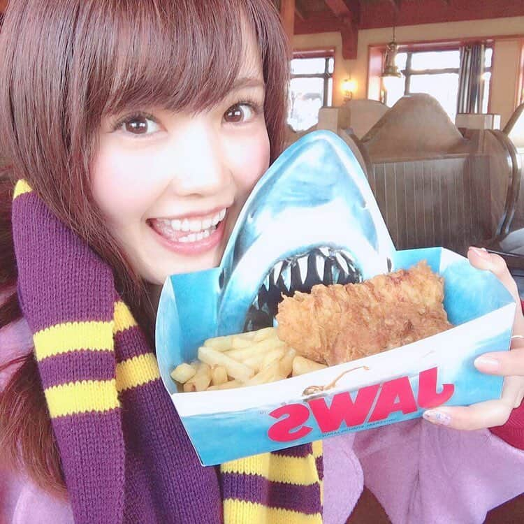 浅井麻里さんのインスタグラム写真 - (浅井麻里Instagram)「👀🍗 . がおーーっっ！！🦈🦈 (サメの鳴き声ってどんなん…？) . USJでジョーズのレストランでランチした時の🍖 わたし血とかグロい系が耐えられないから、 ジョーズは観たことないし アトラクも全然乗ってないけど😂💦 ちなみにマフラーがハリポタのなのは、 魔法の世界から帰ってきたところだからです💫（笑） . . この時のカラコンとってもナチュラル💓 サステイナブルワンデーカラー👀 . うるおい成分と紫外線吸収剤が配合されてて、 瞳に有害っていわれてる紫外線をカット！☀️ 日焼けや皮膚がんの原因になる紫外線UV-Aを90％ 、 UV-Bを99%もカットしてくれて、 瞳のうるおいや健康を保ってくれるの✨😍 これから眩しい日でも、目が乾いちゃったり 痛くなっちゃったりしないの嬉しい❤️ . . カラコンレポ👀ってことで詳細のっけとくね💕 . 商品名：サステイナブル1day color @dicon_contact カラー：102-BR チョコブラウン 使用期限：1day レンズ直径（DIA）：14.1mm 着色直径：13.4mm レンズBC：8.7mm 含水率 38% UV-A 90%CUT UV-B 99%CUT . . #dicon #ダイコン #SUSTAINABLE #サステイナブル #コンタクト #カラコン #カラコン通販 #クリアレンズ #カラーコンタクト #カラコンレポ #ハーフカラコン #ナチュラルカラコン #カラコンレビュー #ビジョビ #コンタクトレンズ #pr」3月28日 19時28分 - mari_asai_625