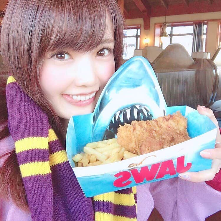 浅井麻里さんのインスタグラム写真 - (浅井麻里Instagram)「👀🍗 . がおーーっっ！！🦈🦈 (サメの鳴き声ってどんなん…？) . USJでジョーズのレストランでランチした時の🍖 わたし血とかグロい系が耐えられないから、 ジョーズは観たことないし アトラクも全然乗ってないけど😂💦 ちなみにマフラーがハリポタのなのは、 魔法の世界から帰ってきたところだからです💫（笑） . . この時のカラコンとってもナチュラル💓 サステイナブルワンデーカラー👀 . うるおい成分と紫外線吸収剤が配合されてて、 瞳に有害っていわれてる紫外線をカット！☀️ 日焼けや皮膚がんの原因になる紫外線UV-Aを90％ 、 UV-Bを99%もカットしてくれて、 瞳のうるおいや健康を保ってくれるの✨😍 これから眩しい日でも、目が乾いちゃったり 痛くなっちゃったりしないの嬉しい❤️ . . カラコンレポ👀ってことで詳細のっけとくね💕 . 商品名：サステイナブル1day color @dicon_contact カラー：102-BR チョコブラウン 使用期限：1day レンズ直径（DIA）：14.1mm 着色直径：13.4mm レンズBC：8.7mm 含水率 38% UV-A 90%CUT UV-B 99%CUT . . #dicon #ダイコン #SUSTAINABLE #サステイナブル #コンタクト #カラコン #カラコン通販 #クリアレンズ #カラーコンタクト #カラコンレポ #ハーフカラコン #ナチュラルカラコン #カラコンレビュー #ビジョビ #コンタクトレンズ #pr」3月28日 19時28分 - mari_asai_625